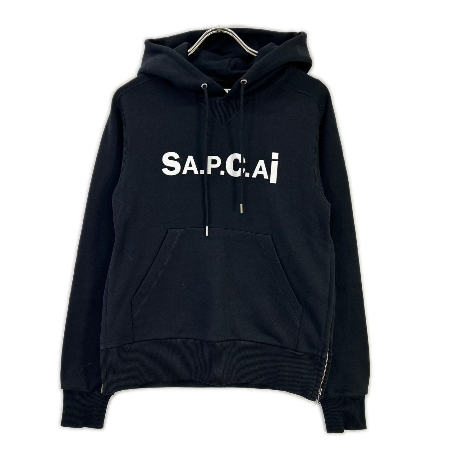 A.P.C. アーペーセー 【×sacai】21E2-COEON-M27655 ブラック フロントプリント フーディ トップス