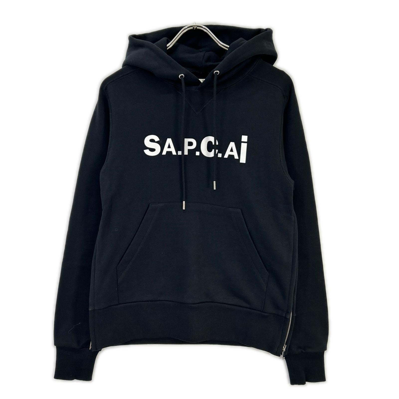 A.P.C. アーペーセー 【×sacai】21E2-COEON-M27655 ブラック フロントプリント フーディ トップス