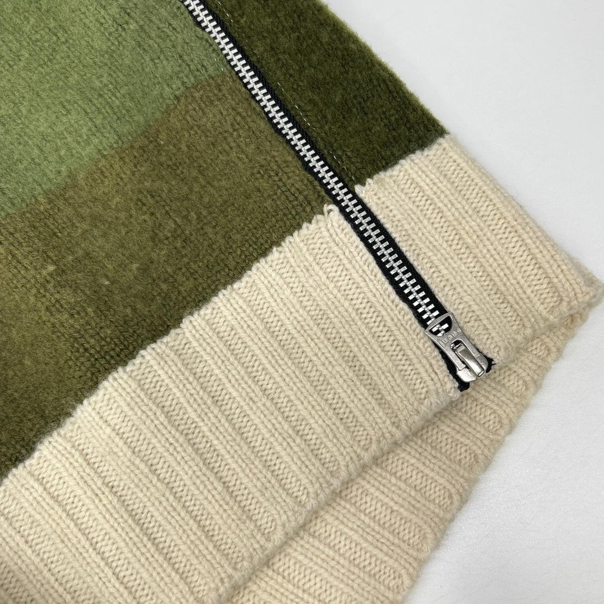 sacai × KAWS 2021 21-02579M Green × brown all-over jacquard knit pullover Top