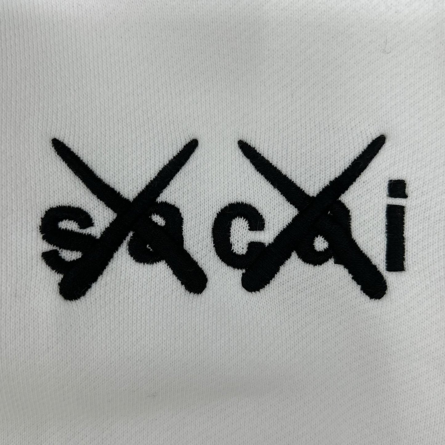 sacai サカイ 【×KAWS】21年製 21-0283S ホワイト ロゴ刺繍 フーディ トップス
