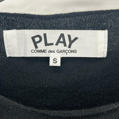 PLAYCOMMEdesGARCONS プレイコムデギャルソン AZ-N068 ブラック ワンポイント刺繍 ロングスリーブ ニット トップス