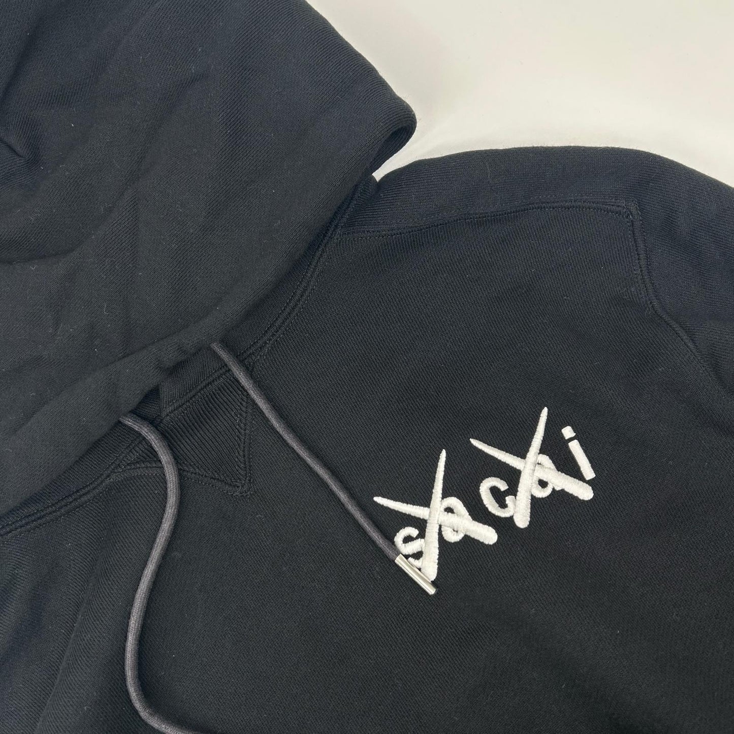 sacai サカイ 【×KAWS】21年製 21-0283S ブラック ロゴ刺繍 フーディ トップス