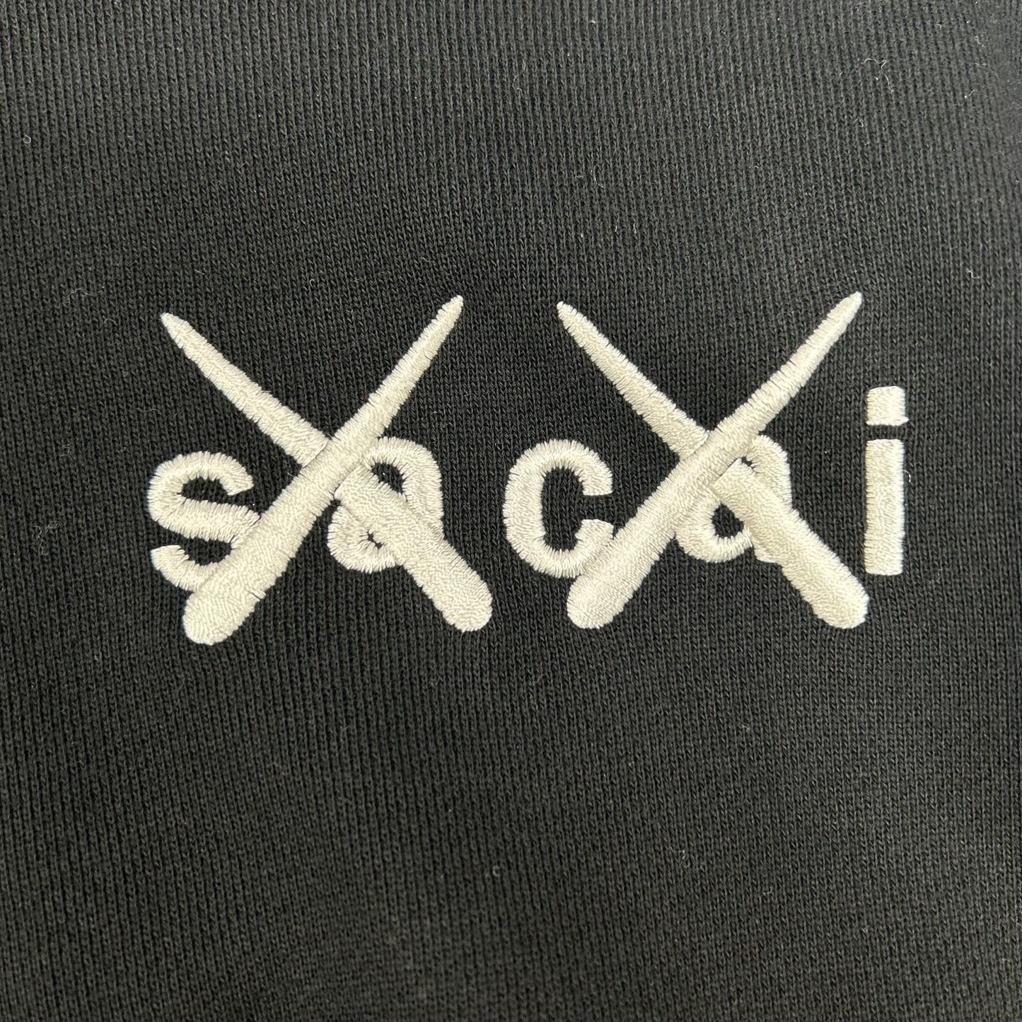 sacai サカイ 【×KAWS】21年製 21-0283S ブラック ロゴ刺繍 フーディ トップス