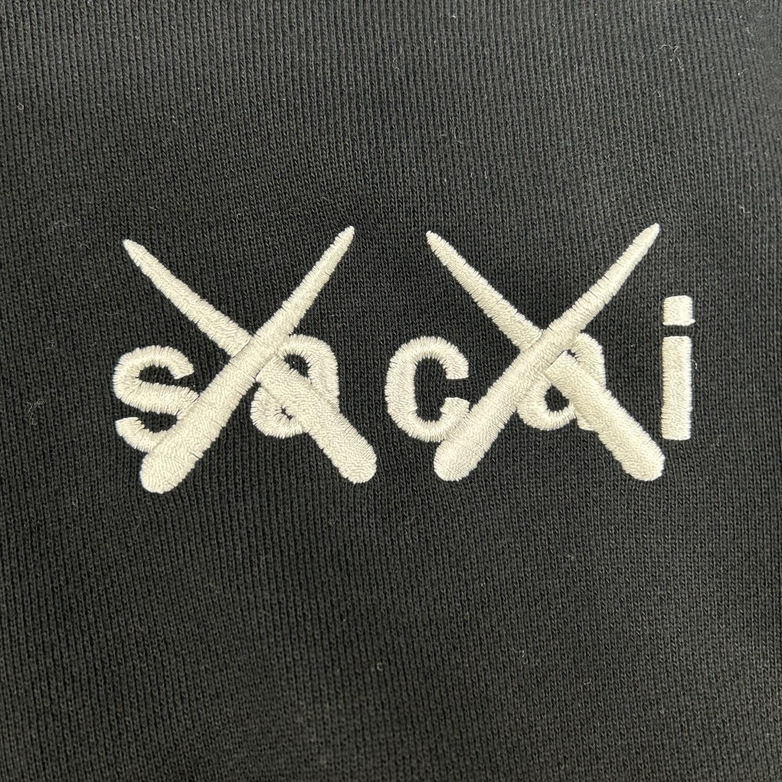 sacai サカイ 【×KAWS】21年製 21-0283S ブラック ロゴ刺繍 フーディ トップス