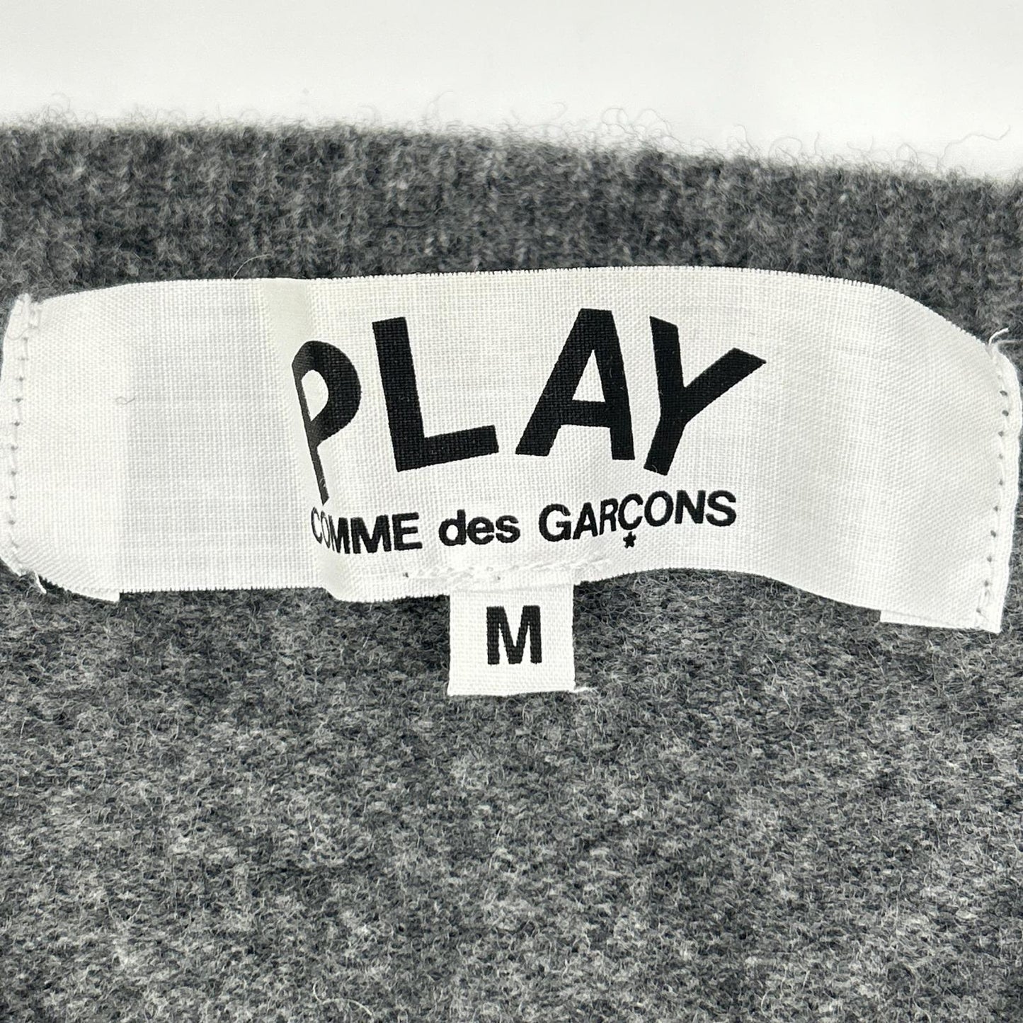 PLAYCOMMEdesGARCONS プレイコムデギャルソン AZ-N048 チャコール Vネック イエロー刺繍 ロングスリーブ ニット トップス