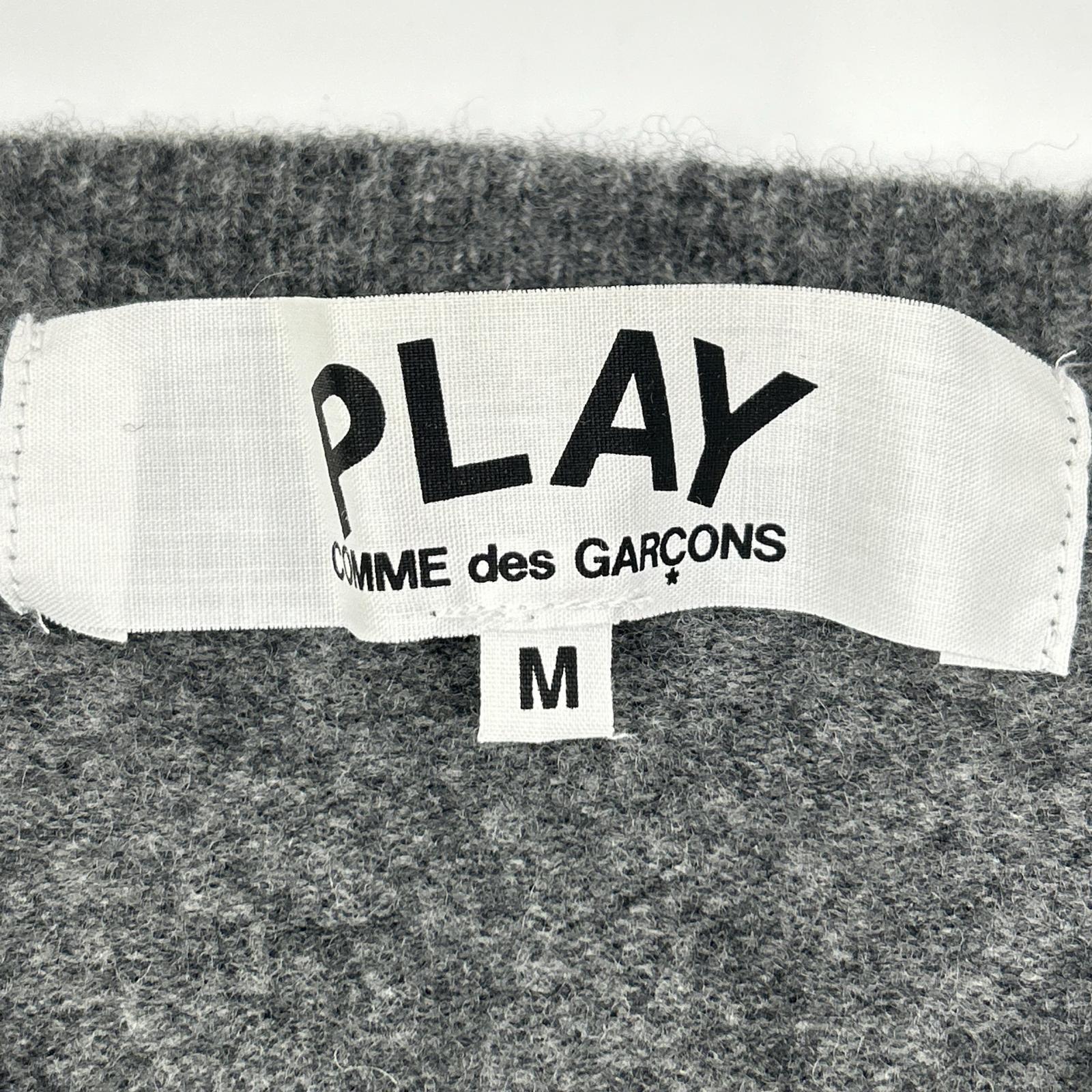 PLAYCOMMEdesGARCONS プレイコムデギャルソン AZ-N048 チャコール Vネック イエロー刺繍 ロングスリーブ ニット トップス