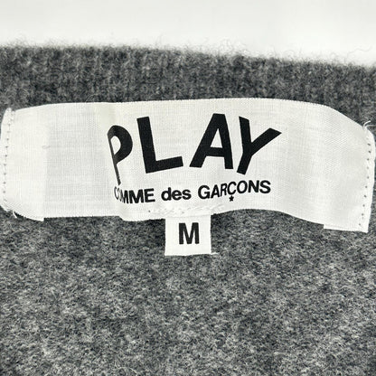 PLAYCOMMEdesGARCONS プレイコムデギャルソン AZ-N048 チャコール Vネック イエロー刺繍 ロングスリーブ ニット トップス
