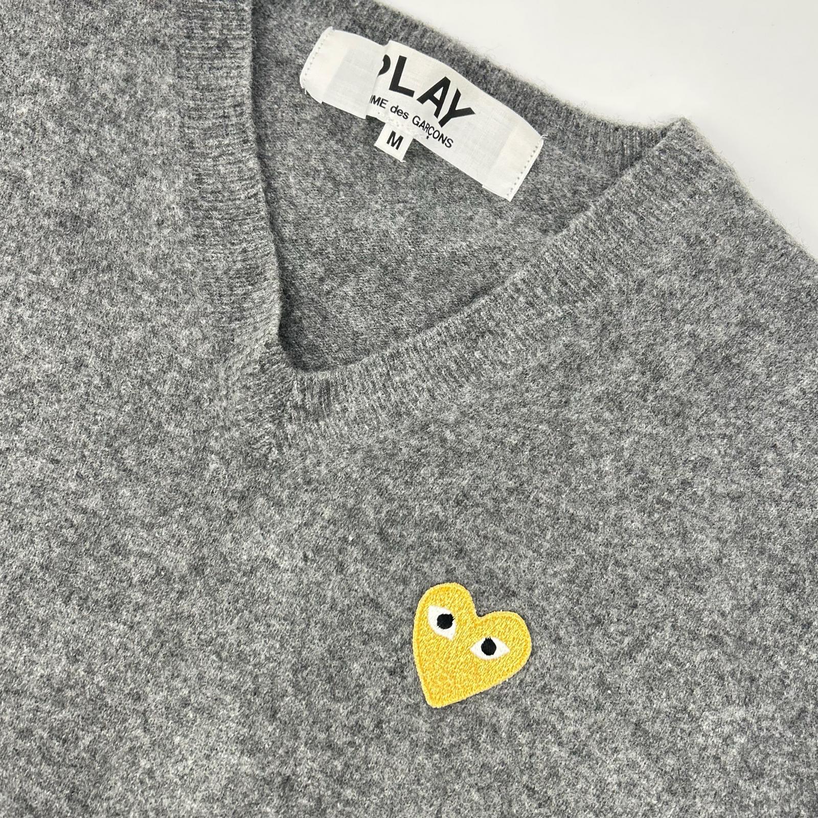 PLAYCOMMEdesGARCONS プレイコムデギャルソン AZ-N048 チャコール Vネック イエロー刺繍 ロングスリーブ ニット トップス