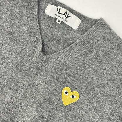 PLAYCOMMEdesGARCONS プレイコムデギャルソン AZ-N048 チャコール Vネック イエロー刺繍 ロングスリーブ ニット トップス