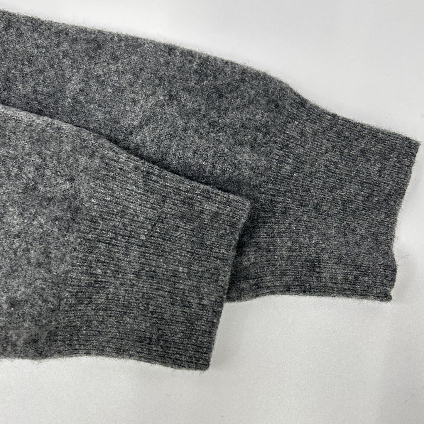 PLAYCOMMEdesGARCONS プレイコムデギャルソン AZ-N048 チャコール Vネック イエロー刺繍 ロングスリーブ ニット トップス