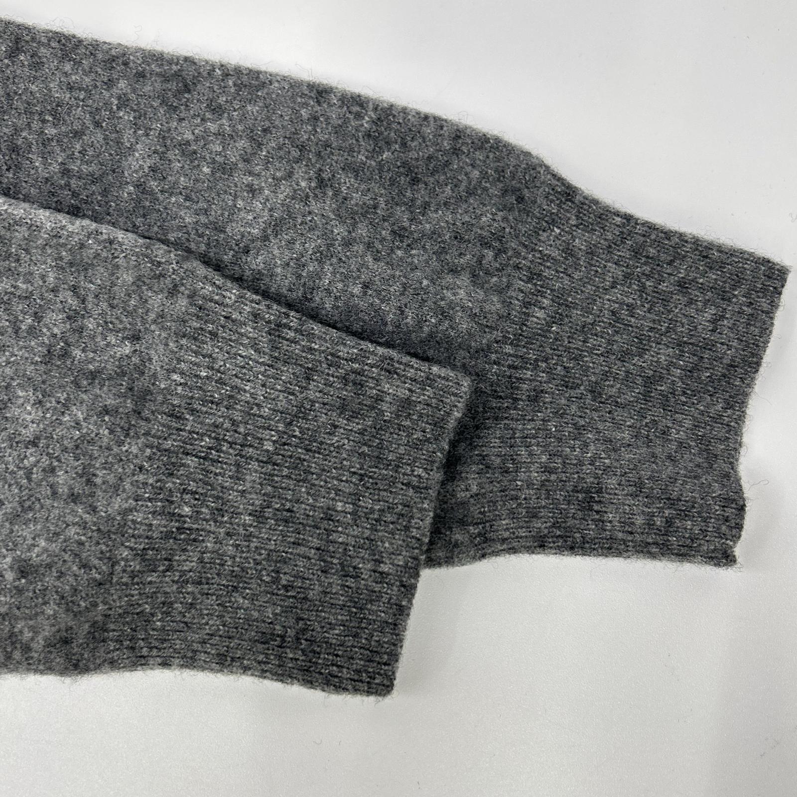 PLAYCOMMEdesGARCONS プレイコムデギャルソン AZ-N048 チャコール Vネック イエロー刺繍 ロングスリーブ ニット トップス