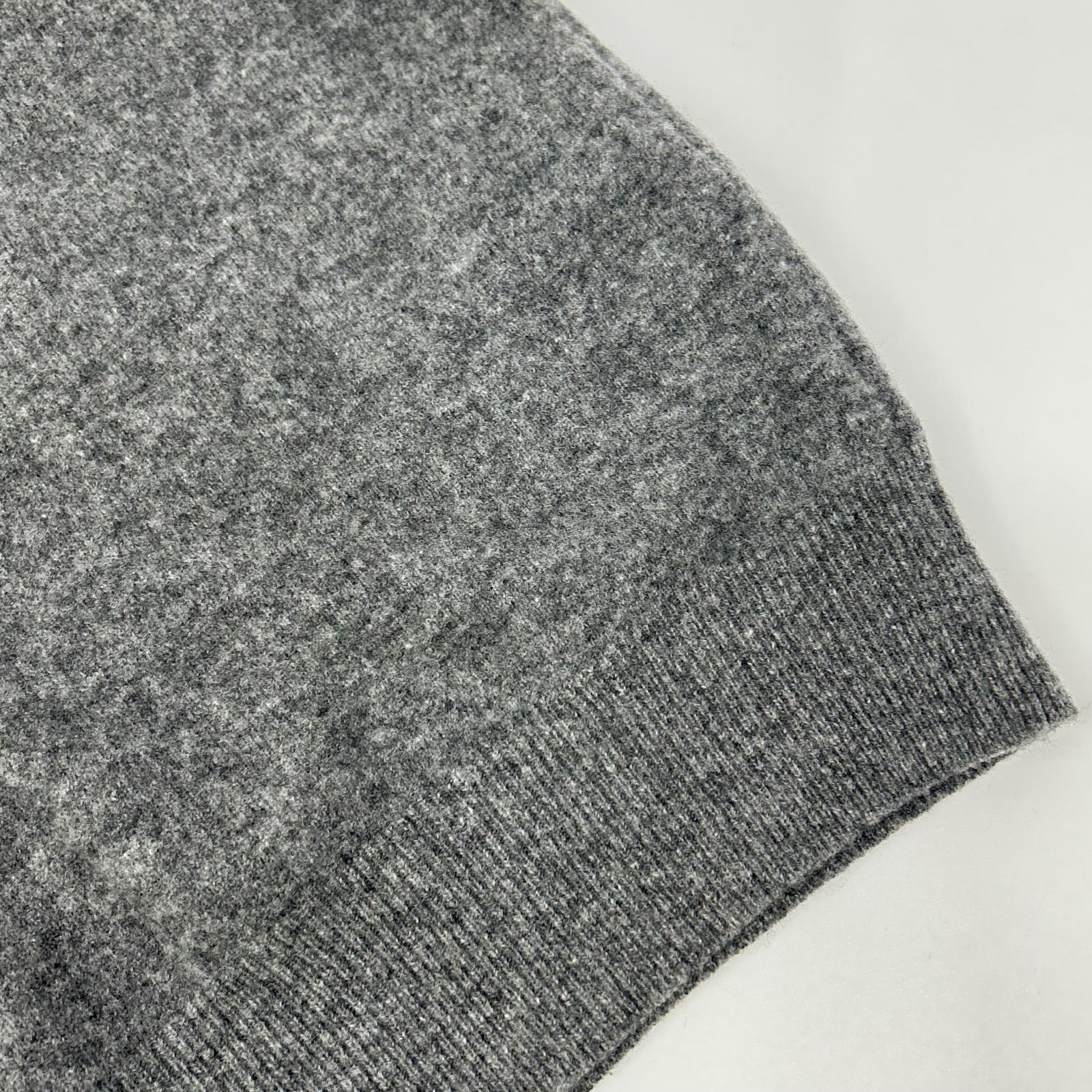 PLAYCOMMEdesGARCONS プレイコムデギャルソン AZ-N048 チャコール Vネック イエロー刺繍 ロングスリーブ ニット トップス