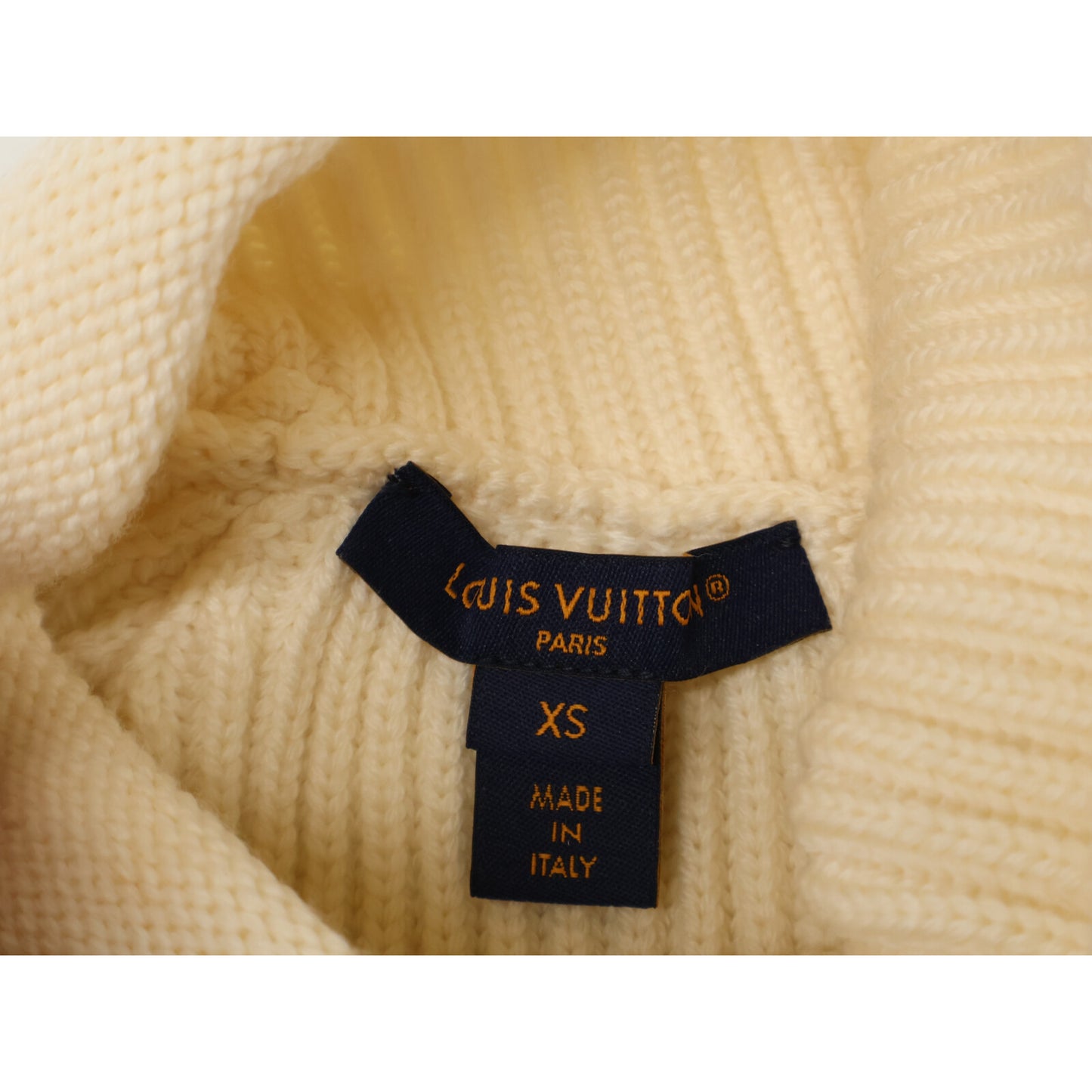 LOUIS VUITTON ルイヴィトン 【美品/国内正規/25年製】RW251WW QJB FSKW05 LVロゴレザーパッチ リブニット ハイネック 半袖セーター トップス
