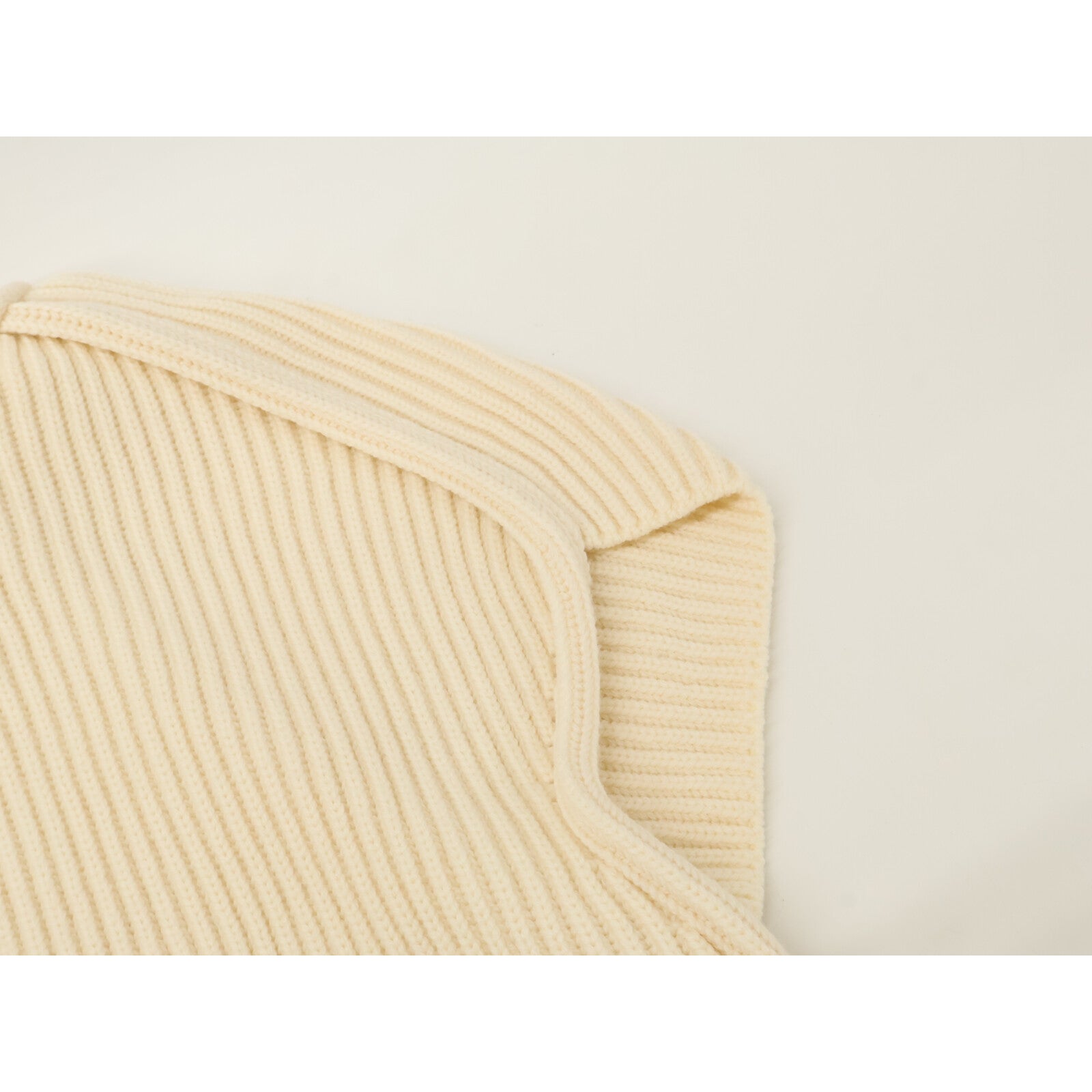 LOUIS VUITTON ルイヴィトン 【美品/国内正規/25年製】RW251WW QJB FSKW05 LVロゴレザーパッチ リブニット ハイネック 半袖セーター トップス