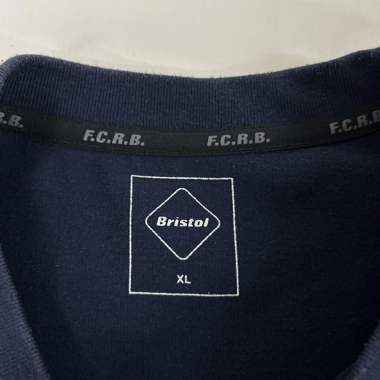 F.C.Real Bristol エフシーリアルブリストル FCRB-210065 ネイビー コットン混 スモールロゴ ショートスリーブポケットカットソー トップス