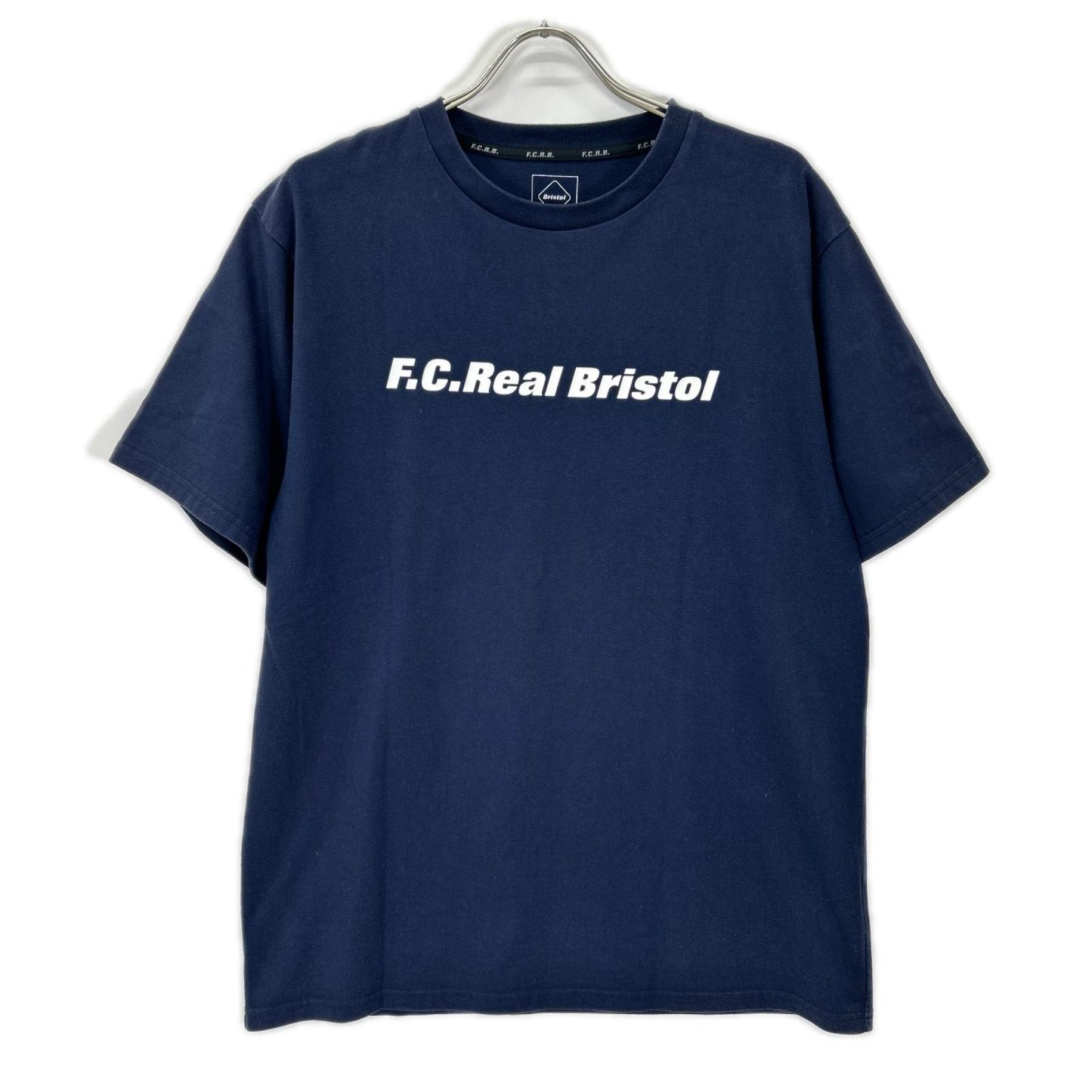 F.C.Real Bristol エフシーリアルブリストル FCRB-210064 ネイビー×ホワイト コットン混 ロゴプリント ショートスリーブカットソー トップス