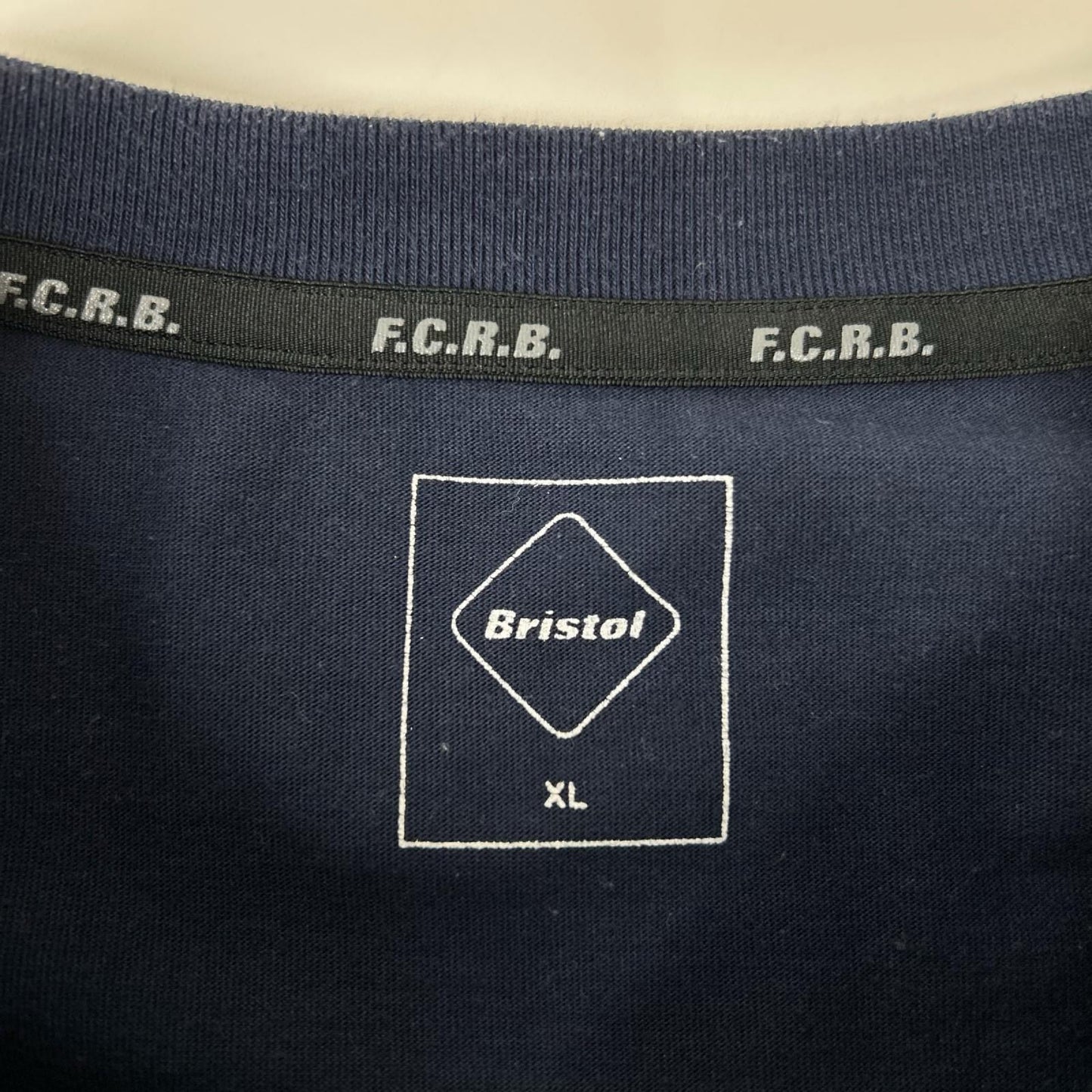 F.C.Real Bristol エフシーリアルブリストル FCRB-210064 ネイビー×ホワイト コットン混 ロゴプリント ショートスリーブカットソー トップス