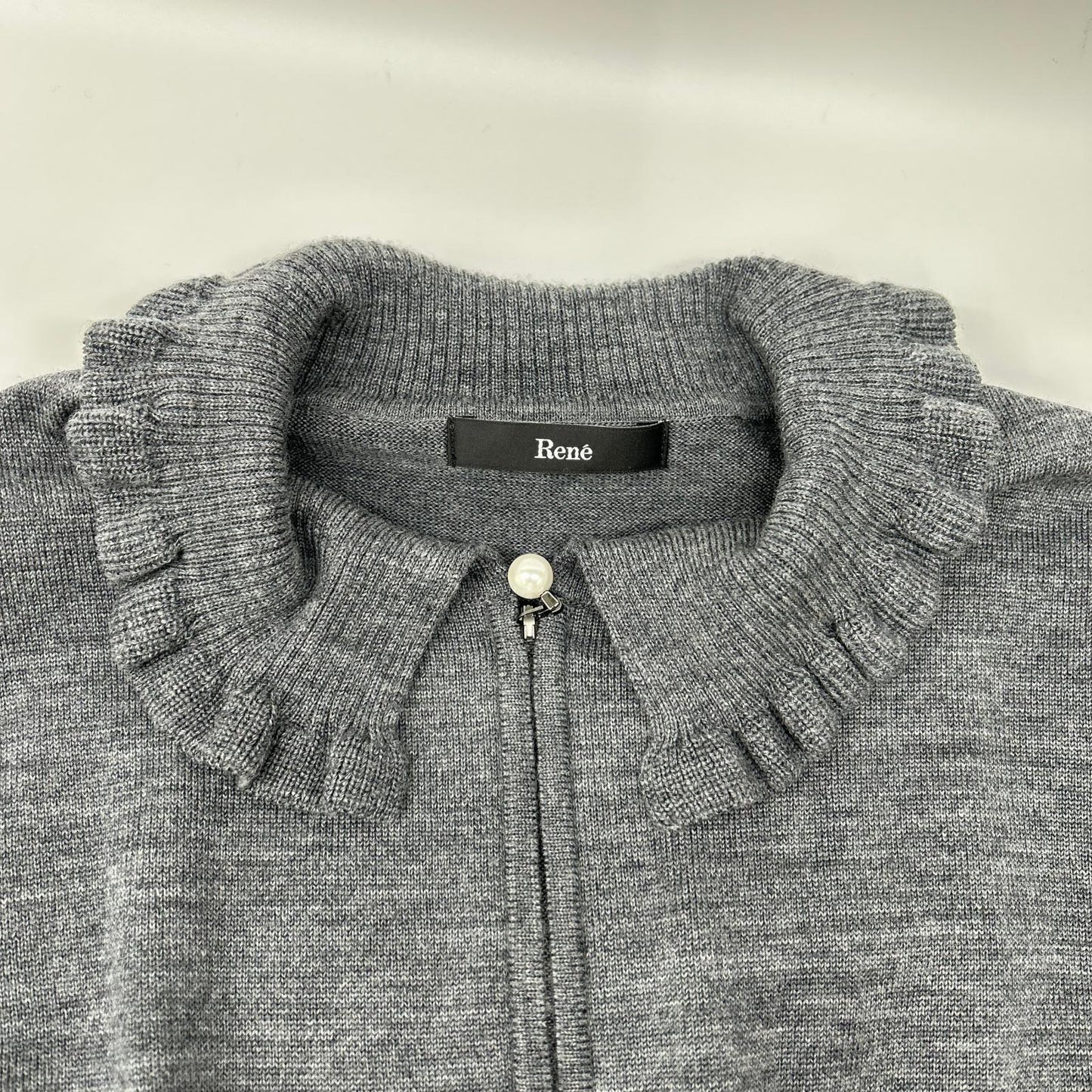 Rene ルネ 24AW 5442040 グレー ウール フリルデザイン ハイネックジップアップニット トップス