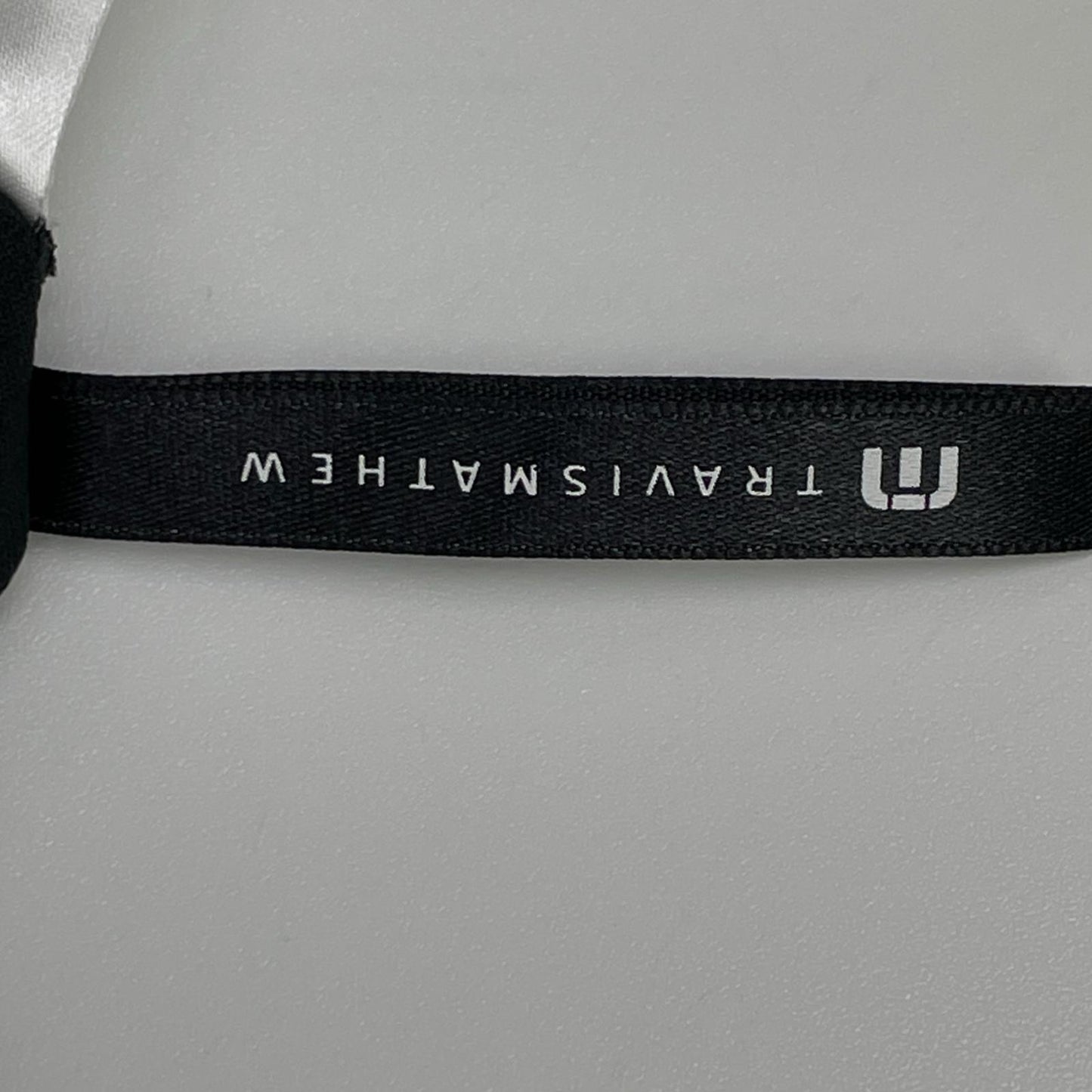 Travis Mathew トラヴィスマシュー ブラック RELAX MOCK バックプリント ロングスリーブモックネックシャツ トップス