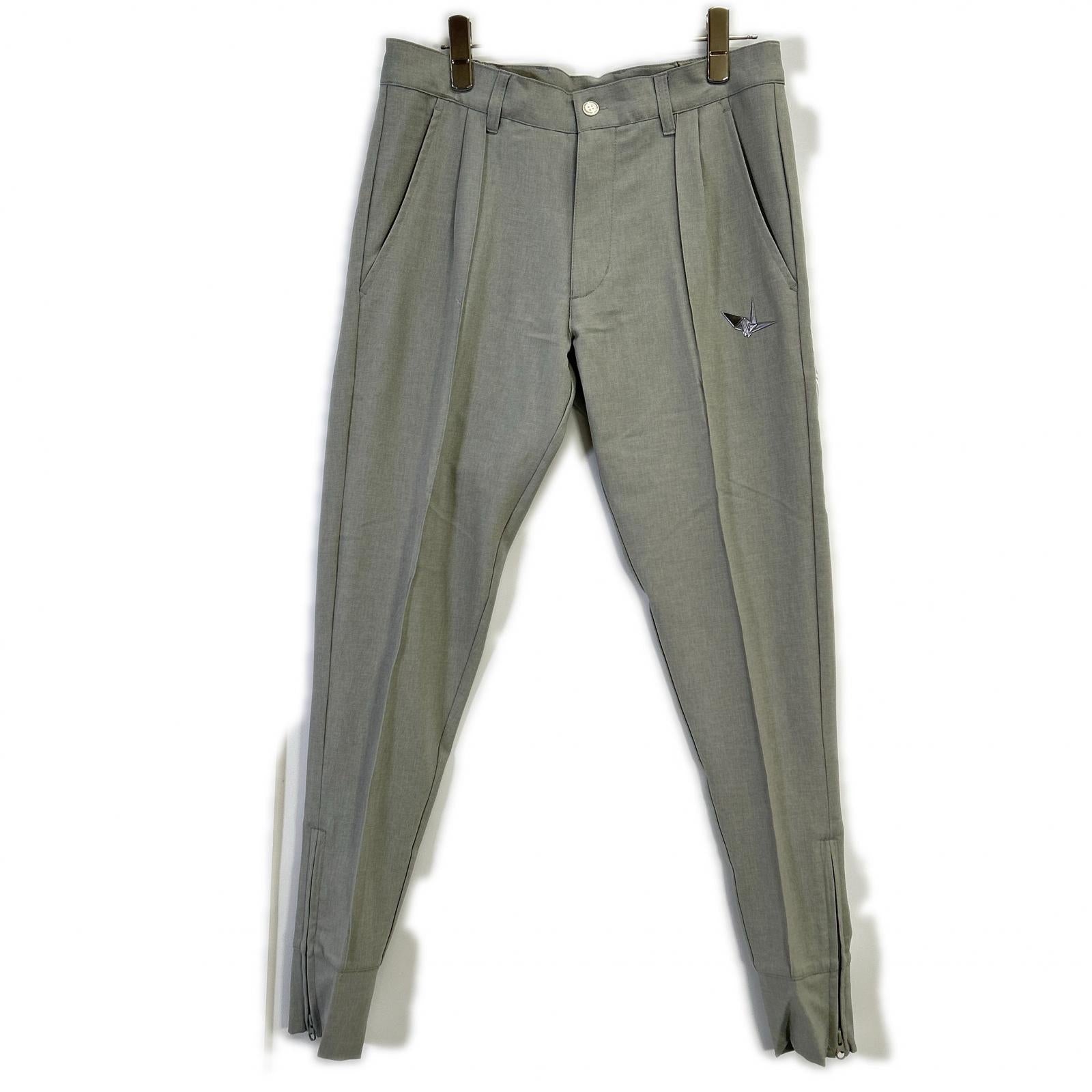 1piu1uguale3 ウノピゥウノウグァーレトレ 【GOLF】【×戸賀敬城】GRP064-POE340 グレー PINTUCK PANTS センタープレススラックスパンツ ボトムス