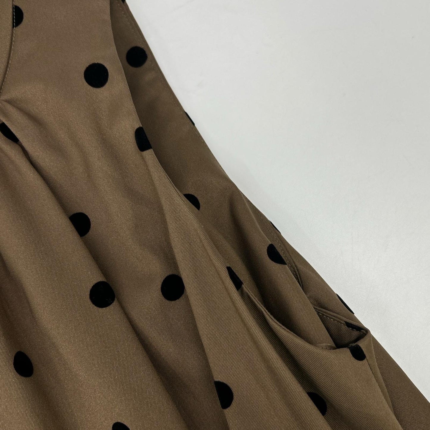 JENNE ジェンヌ ブラウン ドット柄 バックボタン ノースリーブワンピース ワンピース