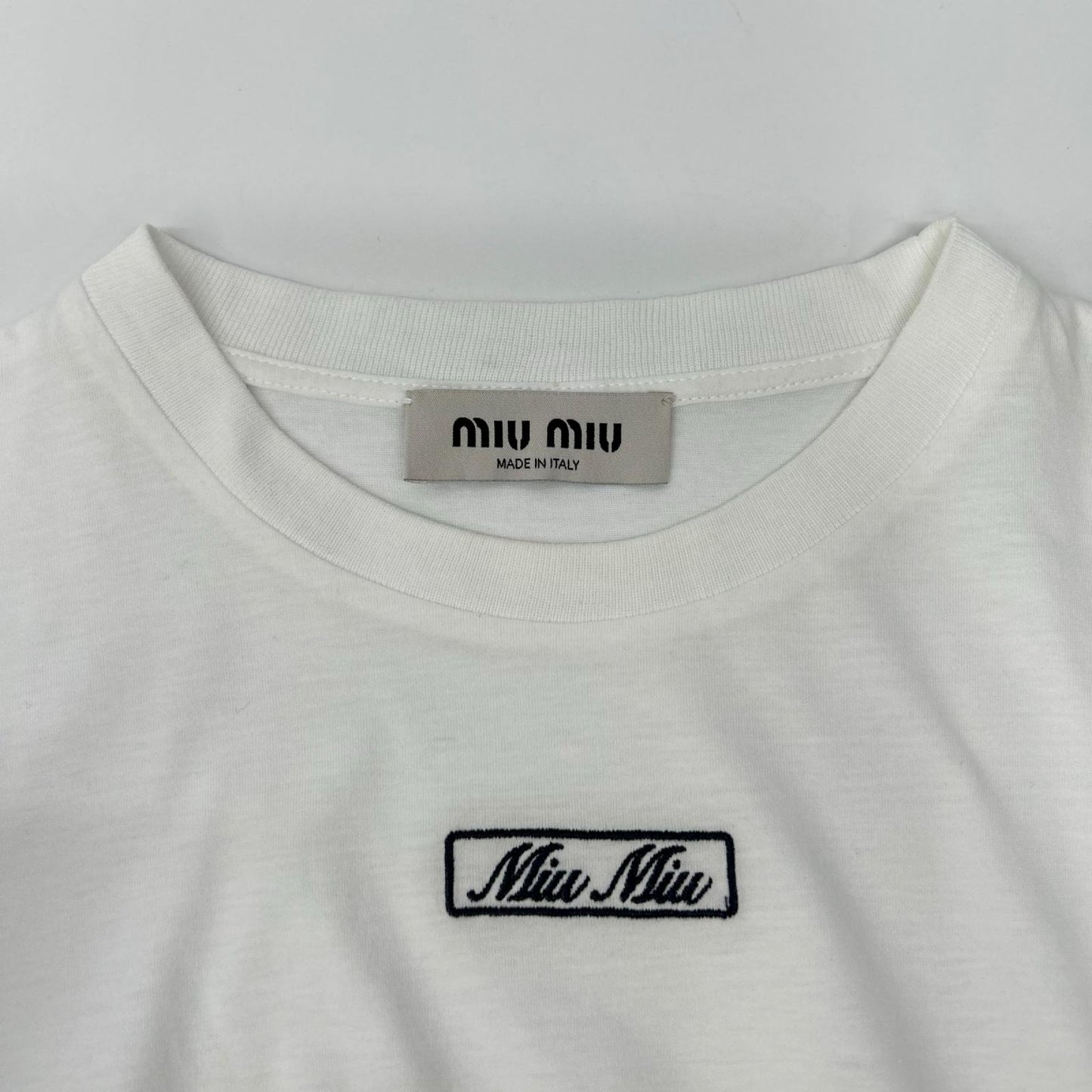 MIUMIU ミュウミュウ MJN383 23年 ホワイト ロゴ刺しゅう エンブロイダリー コットンジャージー Tシャツ トップス