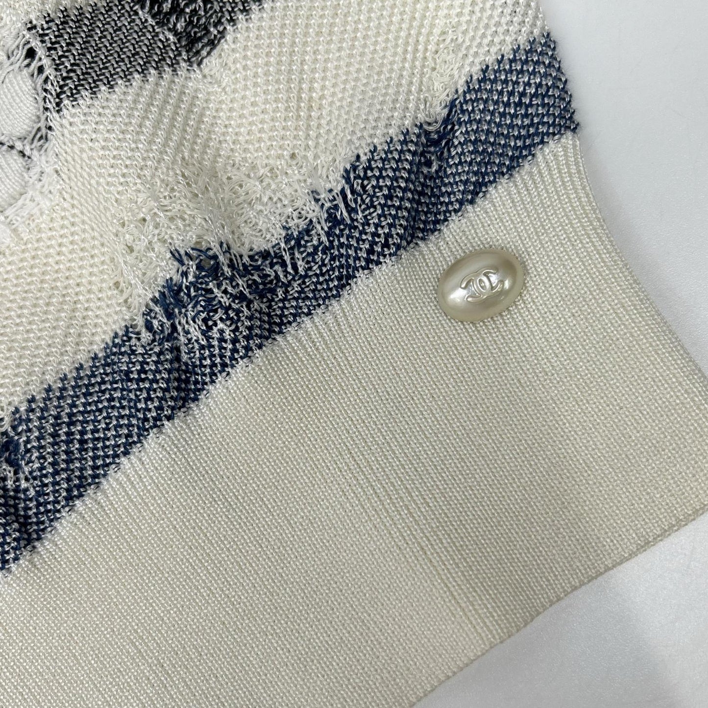 CHANEL Chanel P56171K07378 17SS white and navy Coco Mark button distressed camellia striped V-neck knit top