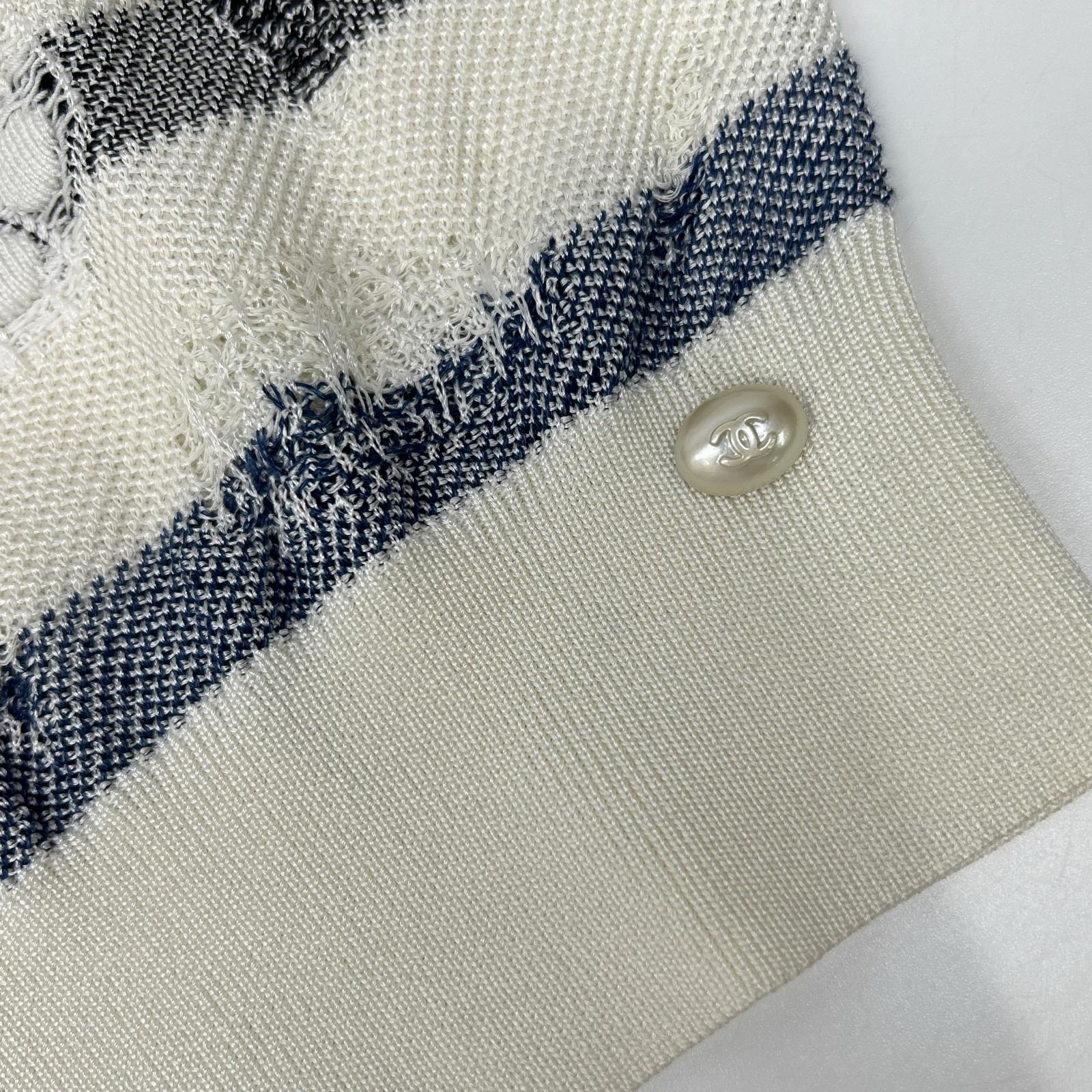 CHANEL Chanel P56171K07378 17SS white and navy Coco Mark button distressed camellia striped V-neck knit top