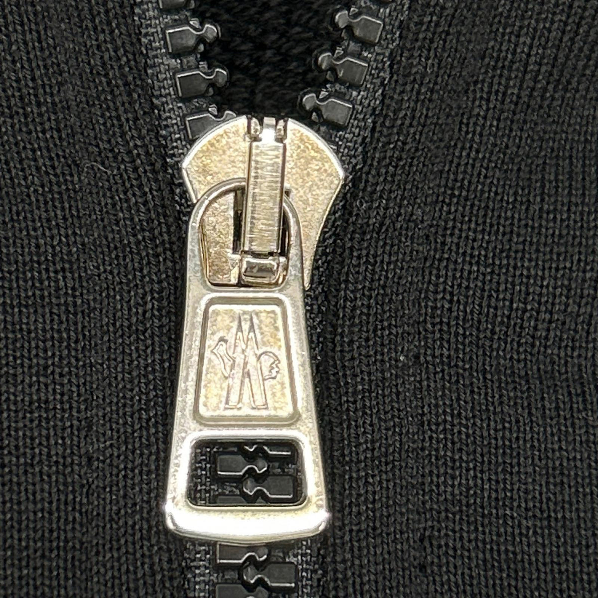 MONCLER モンクレール 20年製 ブラック MAGLIA CARDIGAN C/CAPPUCCIO エンボスロゴ フーデットジップアップパーカ トップス