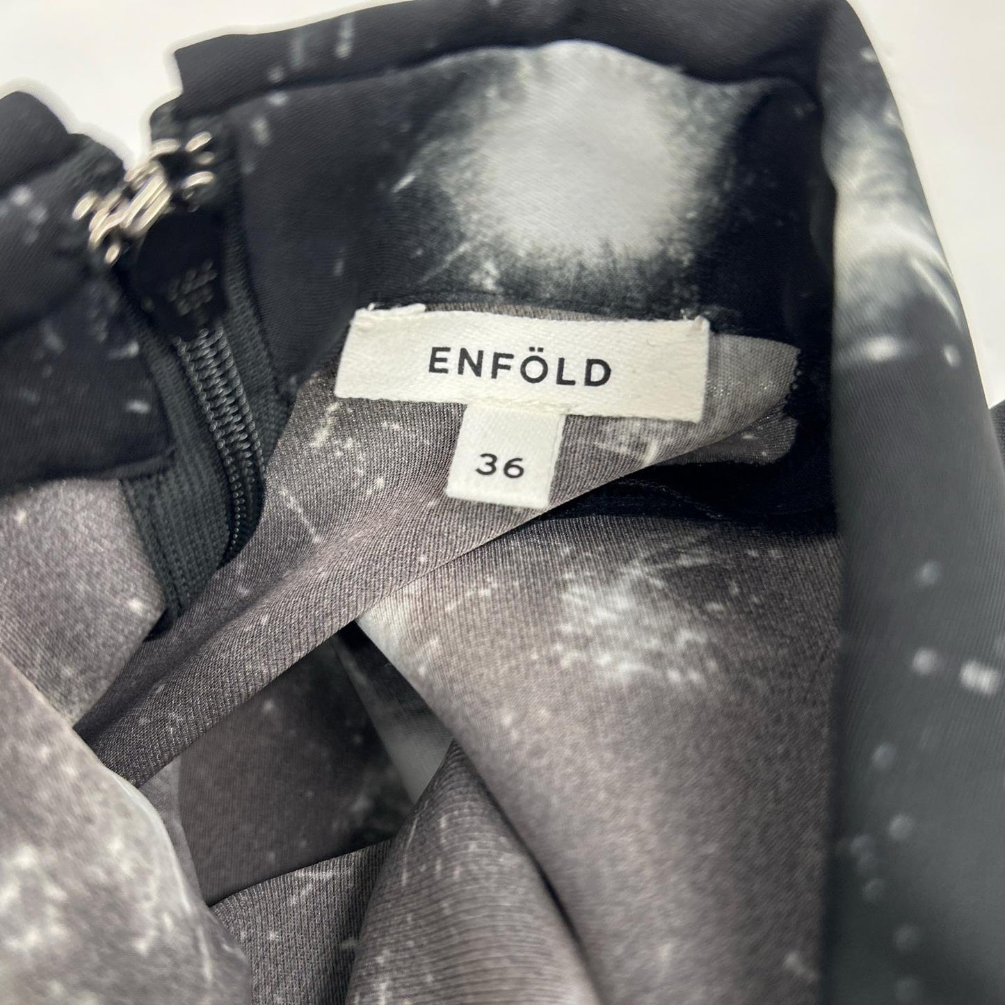 ENFOLD エンフォルド 24SS 300HS133-0560 ブラック ポリエステル ガラス転写 Broken glasses DRIP-COLLAR DRESS ワンピース