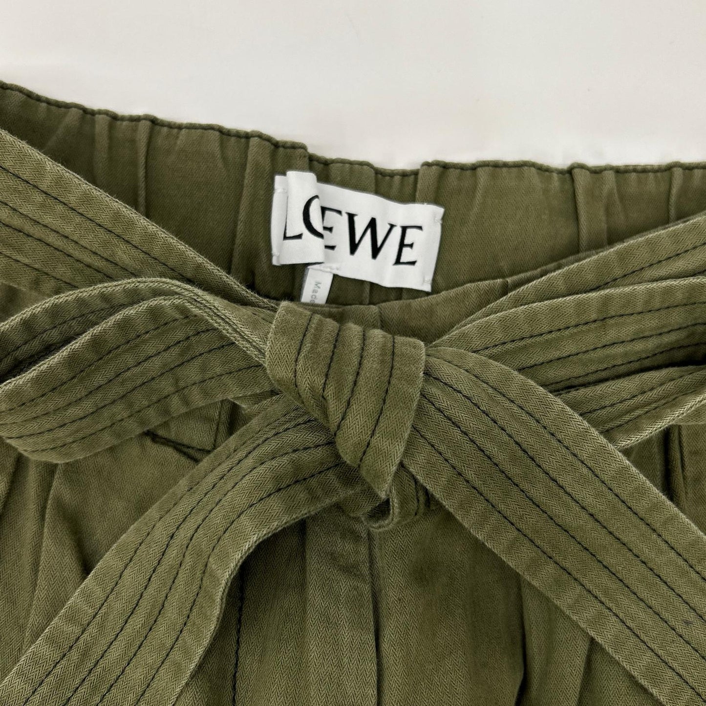 LOEWE ロエベ S359331XCS カーキ リネン混 リボーンモチーフ クロップドパンツ ボトムス