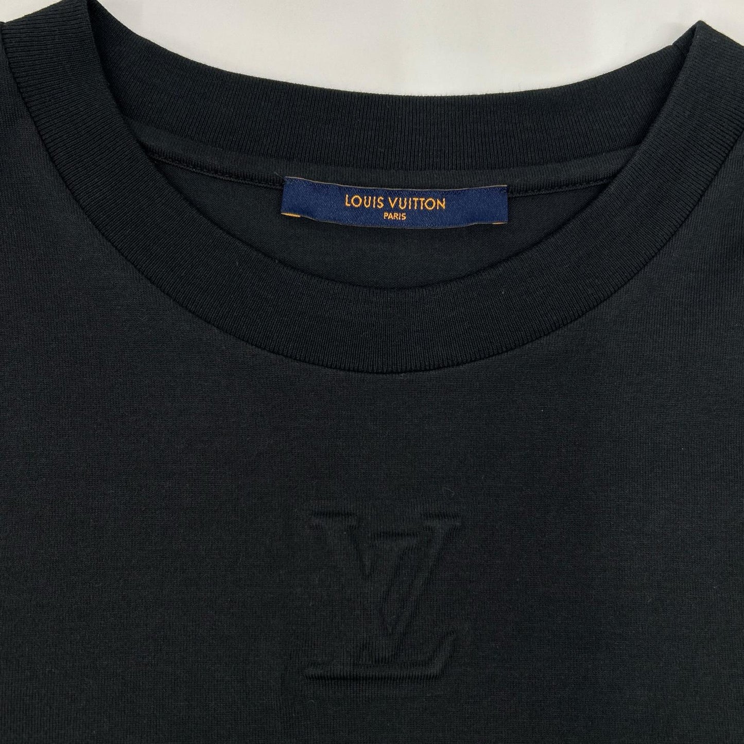 LOUIS VUITTON ルイヴィトン RM212 NPG HLY64W 21AW ブラック エンボスLVロゴ Tシャツ トップス