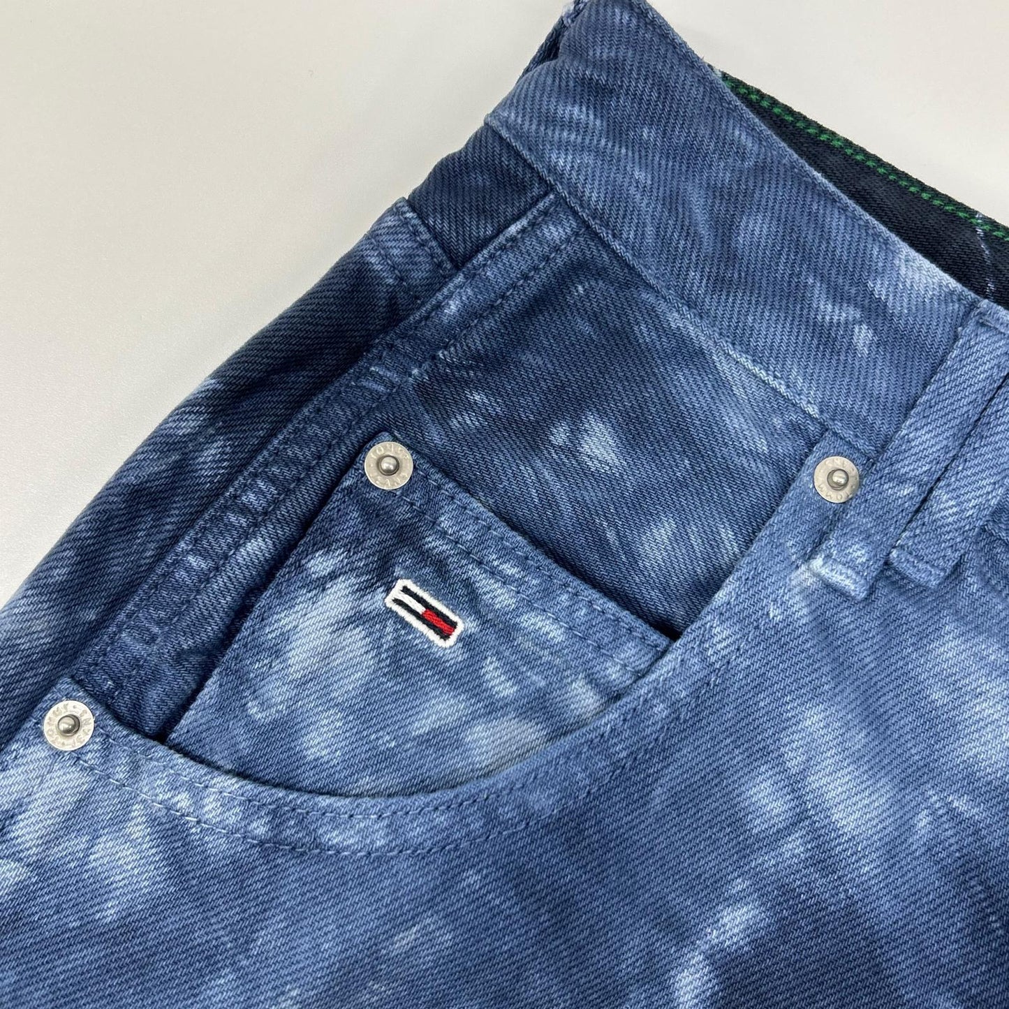 tommy jeans トミージーンズ ブルー 総柄 染め ローライズバギージーンズ ボトムス