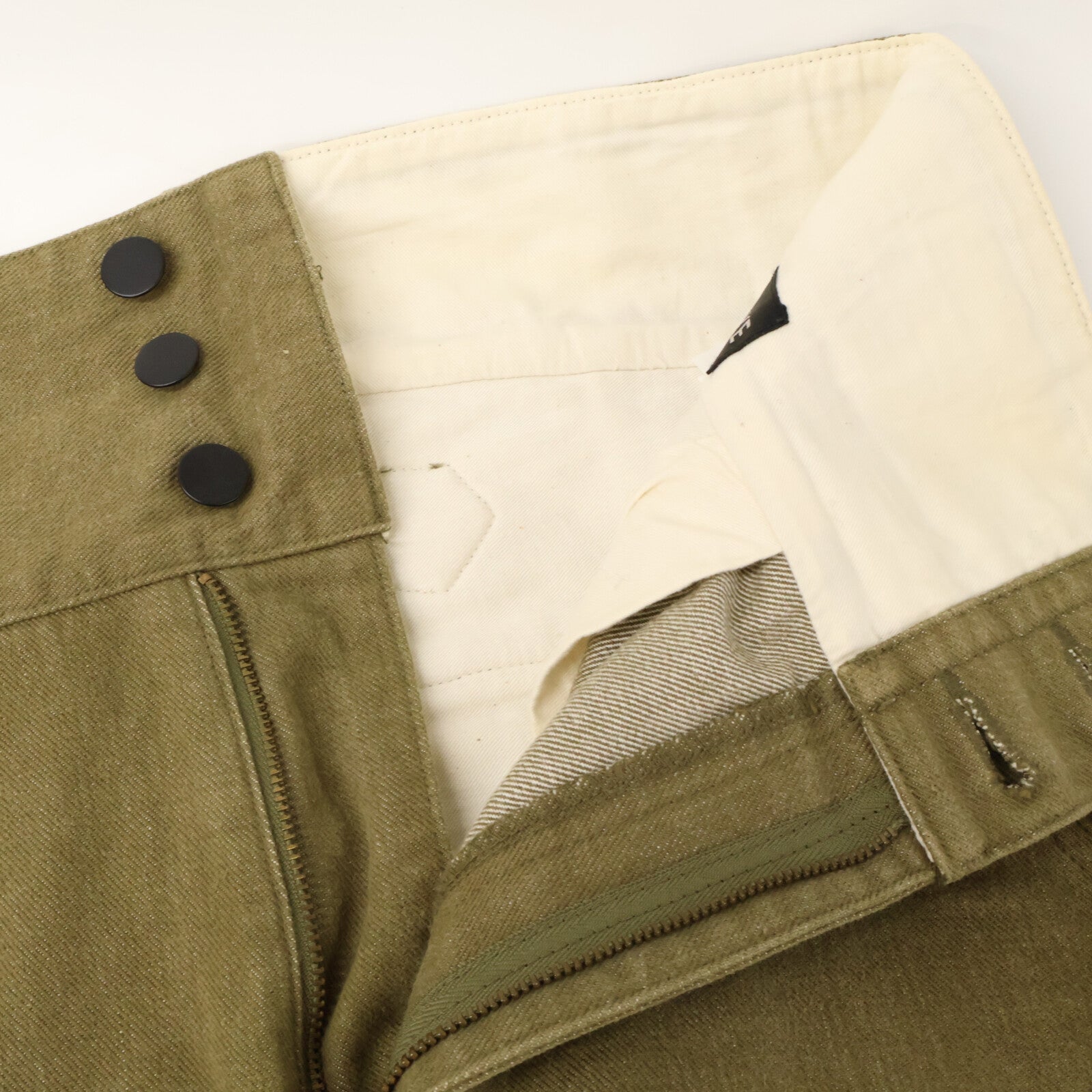 ISSEY MIYAKE MEN イッセイミヤケメン ME23FF040 カーキ バックベルト ハイウエストグラデーションデニムパンツ ボトムス