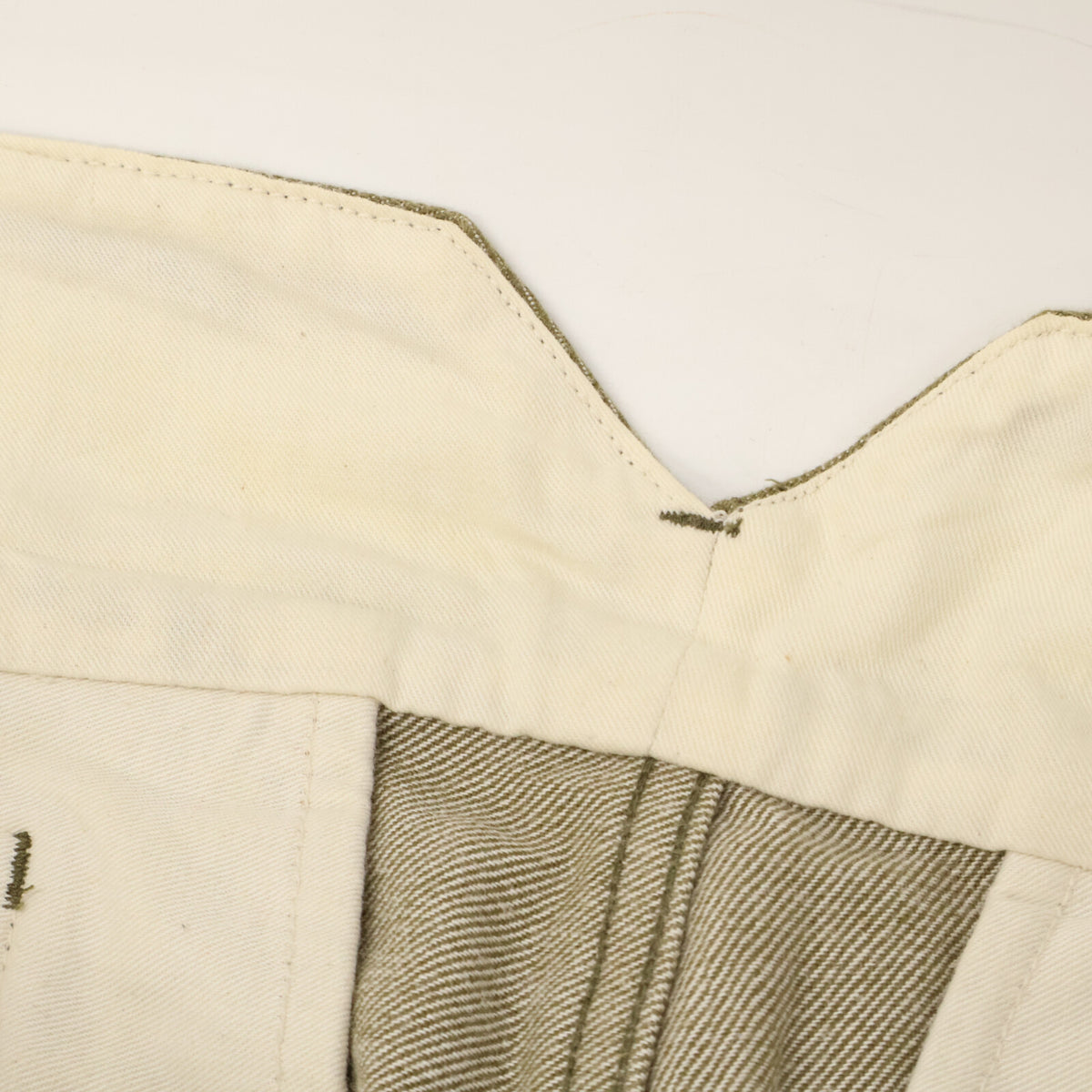 ISSEY MIYAKE MEN イッセイミヤケメン ME23FF040 カーキ バックベルト ハイウエストグラデーションデニムパンツ ボトムス