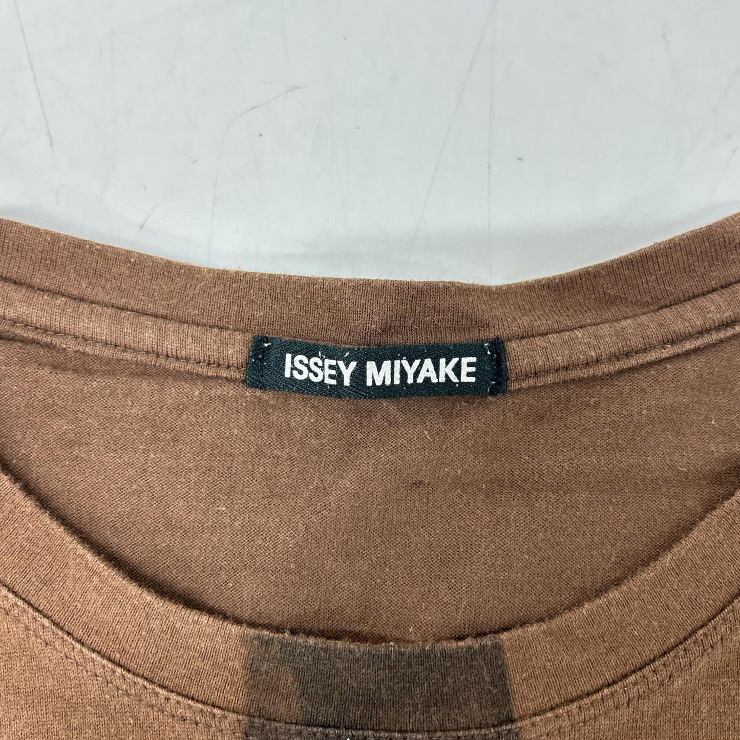 ISSEY MIYAKE MEN イッセイミヤケメン ME03JK431 ブラウン グラフィックプリントTシャツ トップス