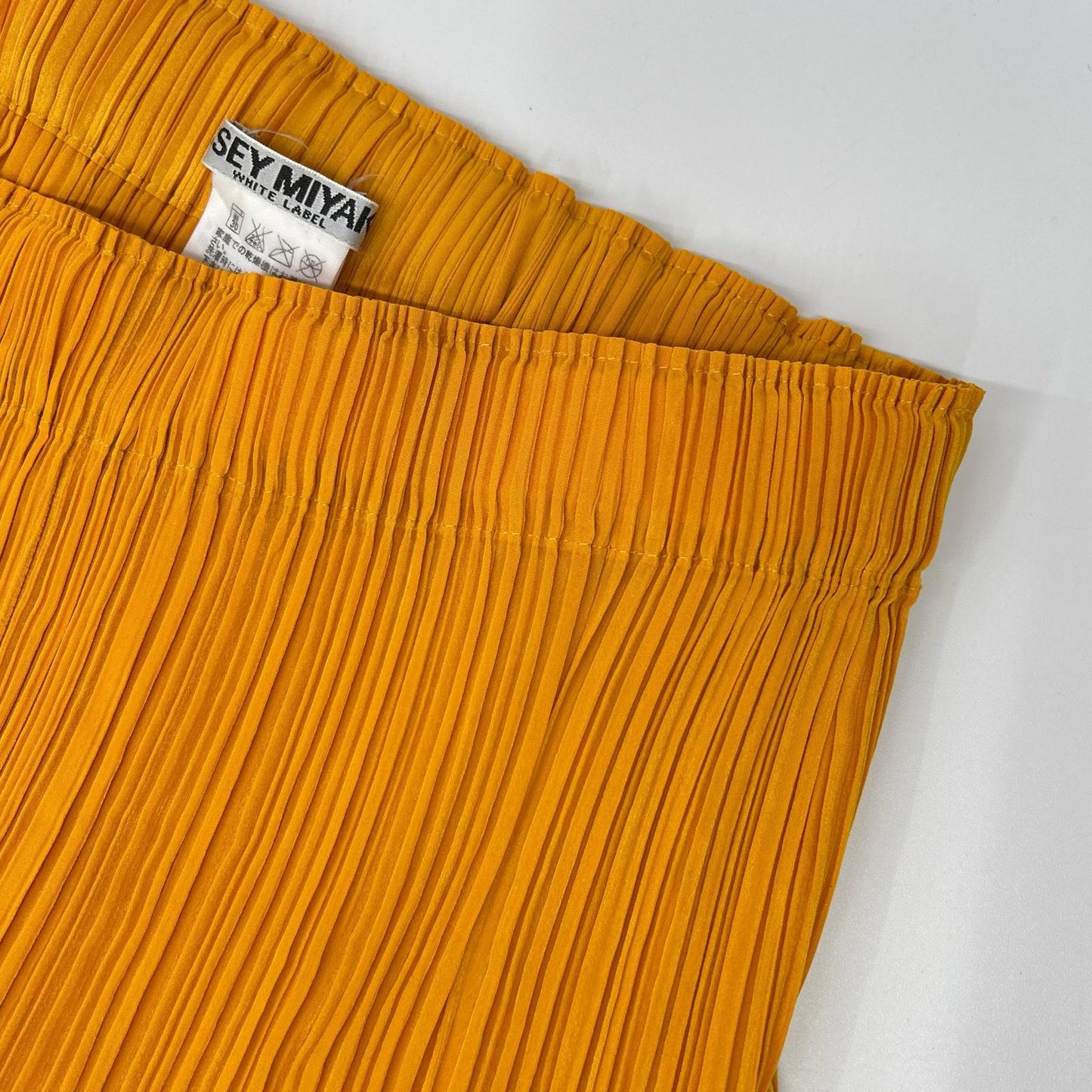 ISSEY MIYAKE イッセイミヤケ IM42FG237 イエロー プリーツミディアムスカート スカート