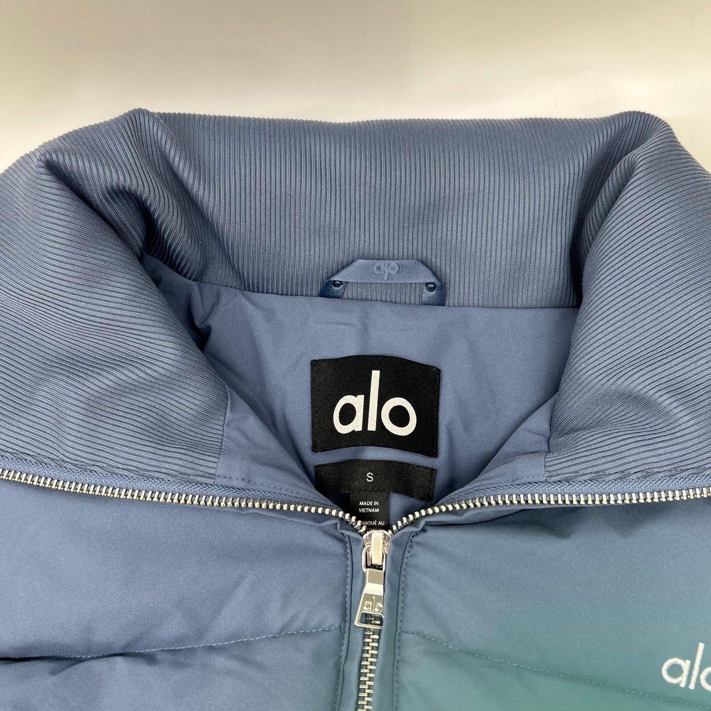 ALO アロー ブルー ハイネックリブ クロップドジップパテッドジャケット ジャケット