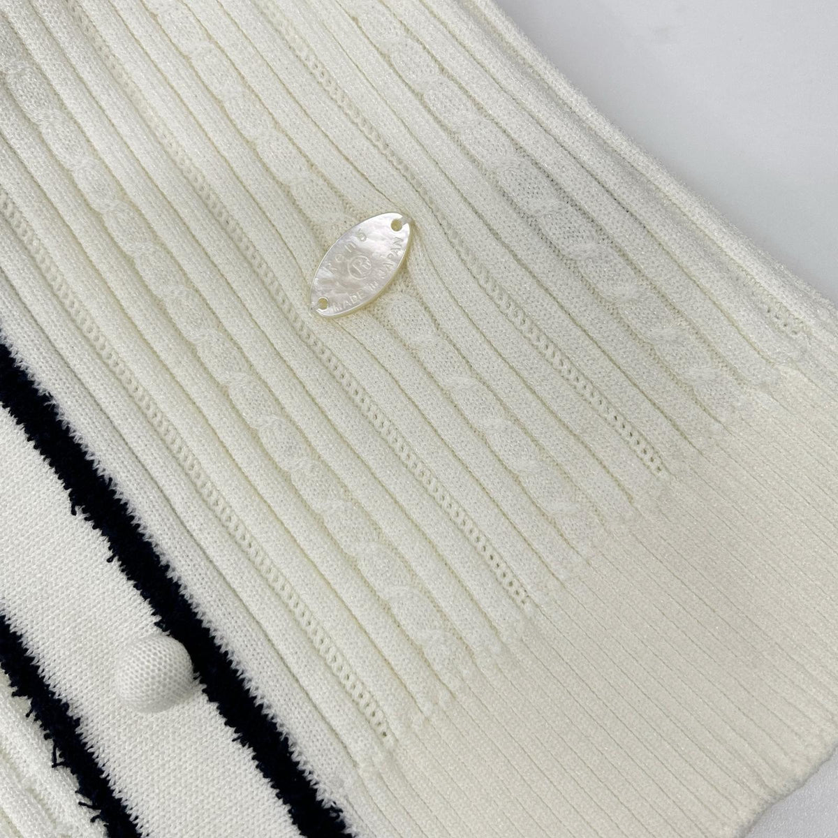 Rene ルネ 6412640 White × Navy Cotton-Blend Shell Logo Plate Cable-Knit Jacket Top