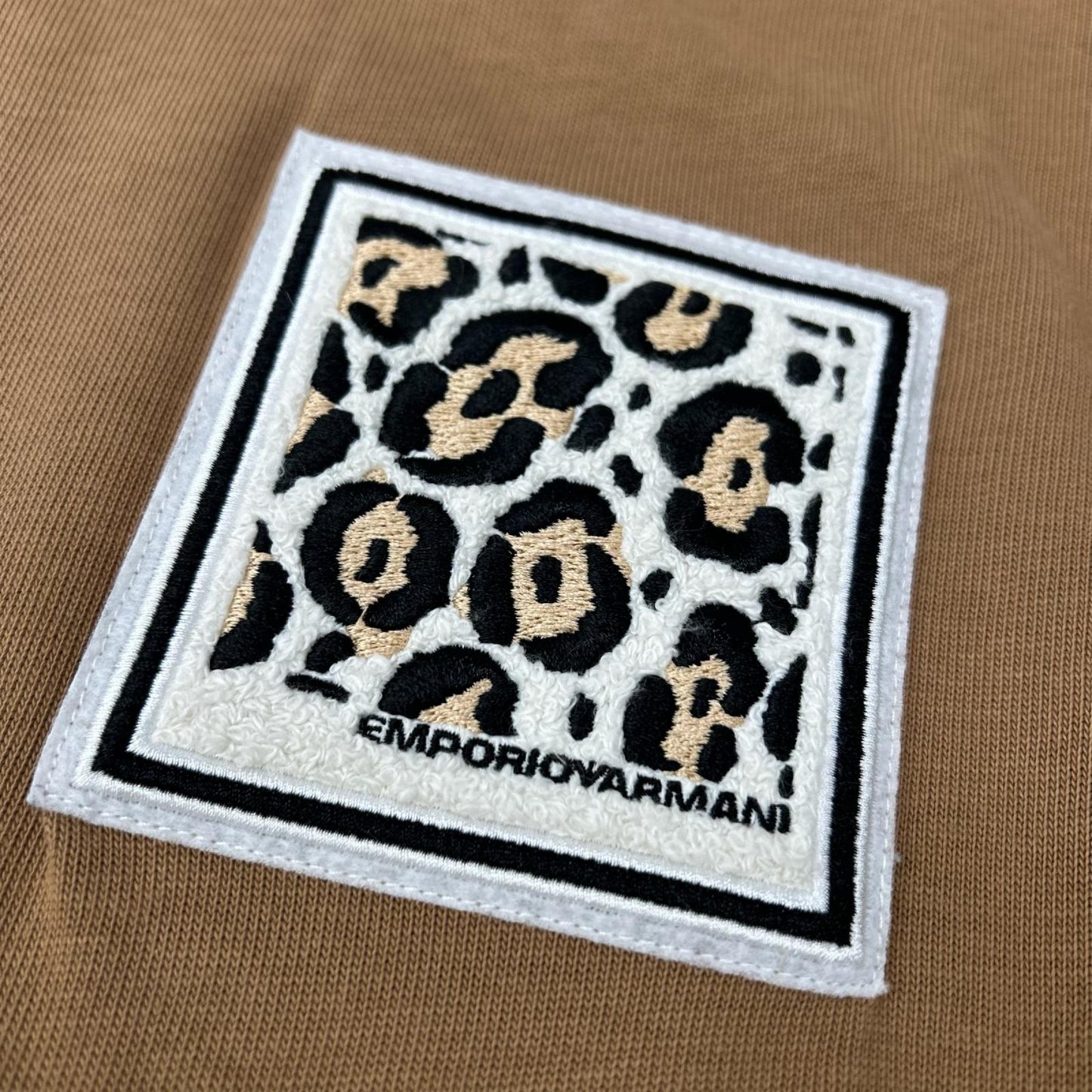 EMPORIOARMANI エンポリオアルマーニ ブラウン レオパード刺繍パッチ クルーネック S/Sカットソー トップス