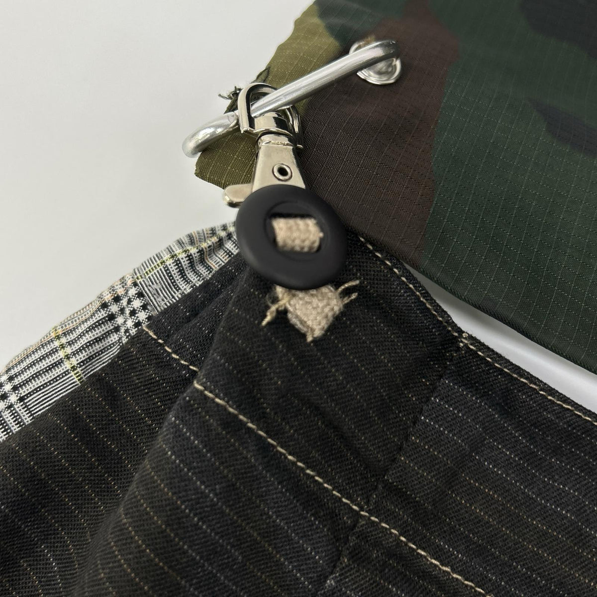 ボディソング BODYSONG Gray Checkered Camouflage-Pouch-Detailing Docking Slacks Pants Bottoms