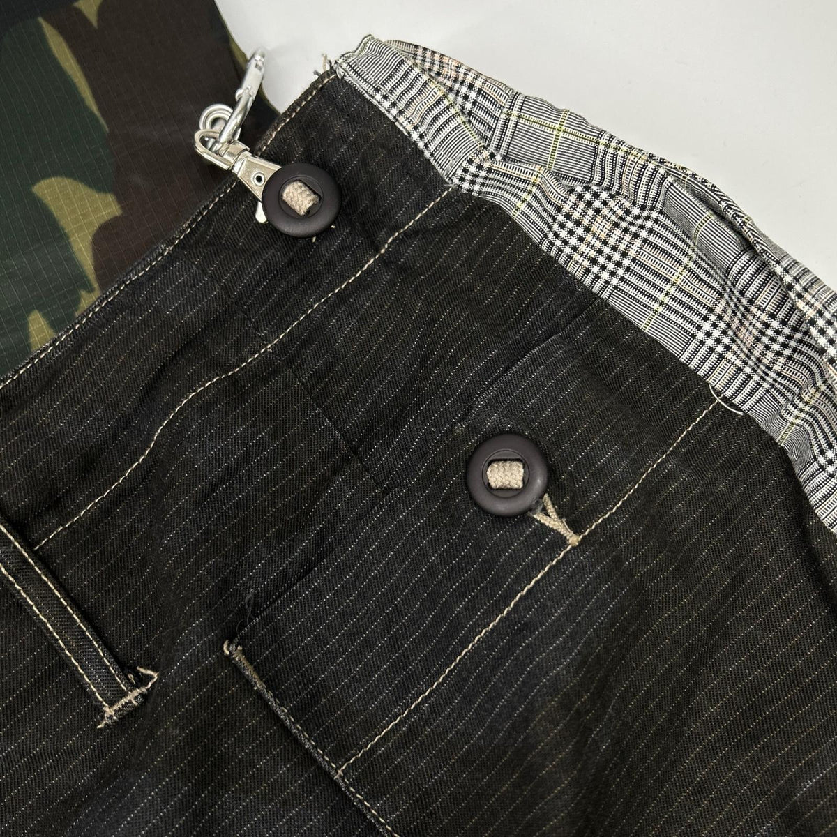 ボディソング BODYSONG Gray Checkered Camouflage-Pouch-Detailing Docking Slacks Pants Bottoms