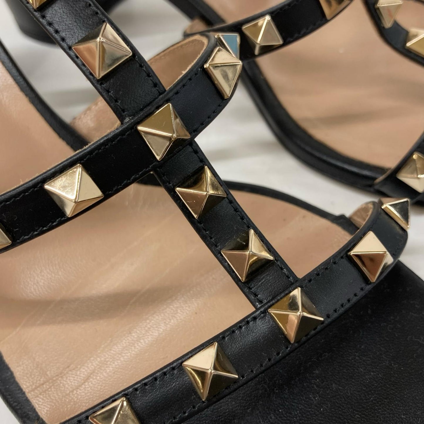 Valentino Garavani ヴァレンティノガラヴァーニ 【美品】ロックスタッズ カーフスキン スライドサンダル 60MM シューズ