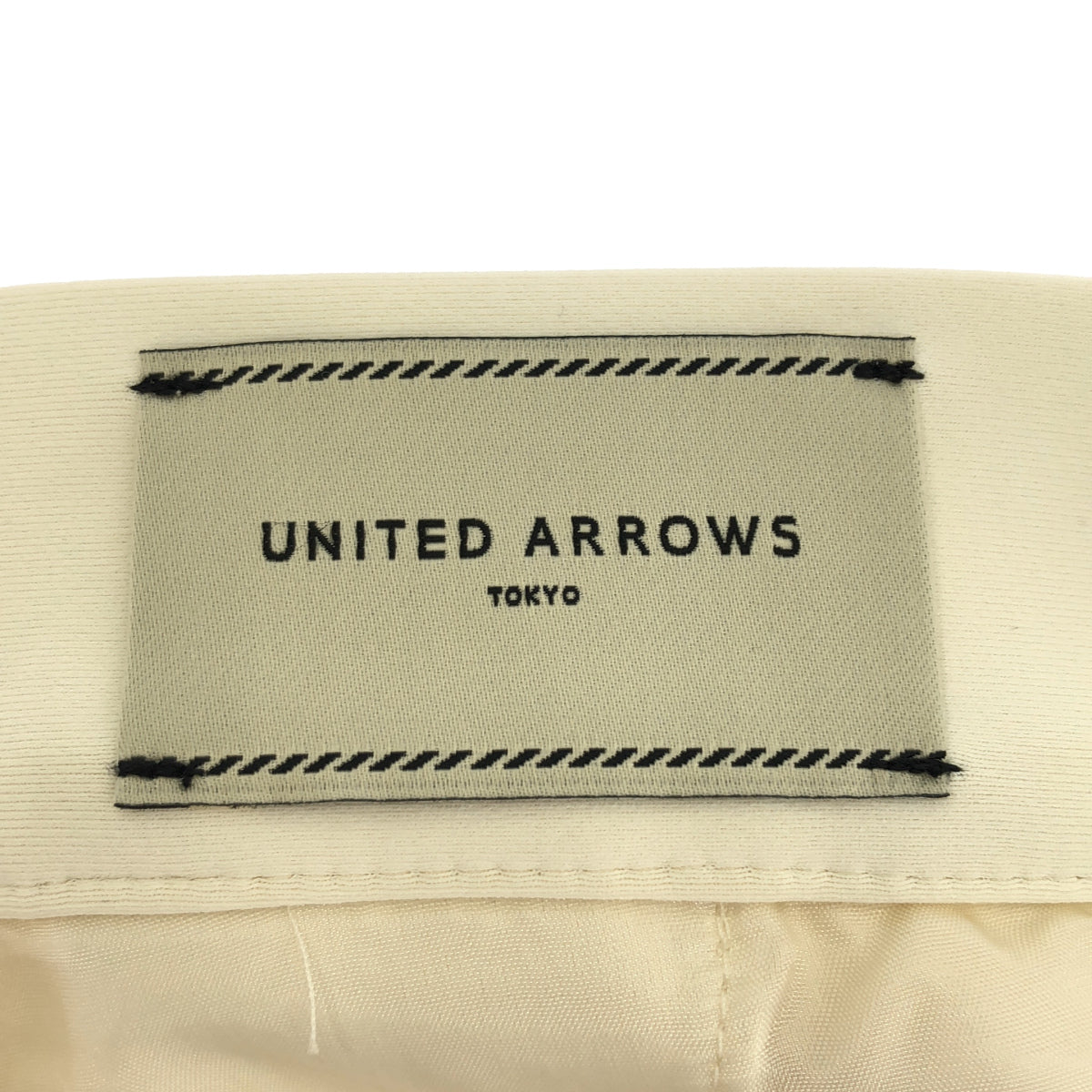 UNITED ARROWS ユナイテッドアローズ オフホワイト SPONGY タック テーパードパンツ ボトムス