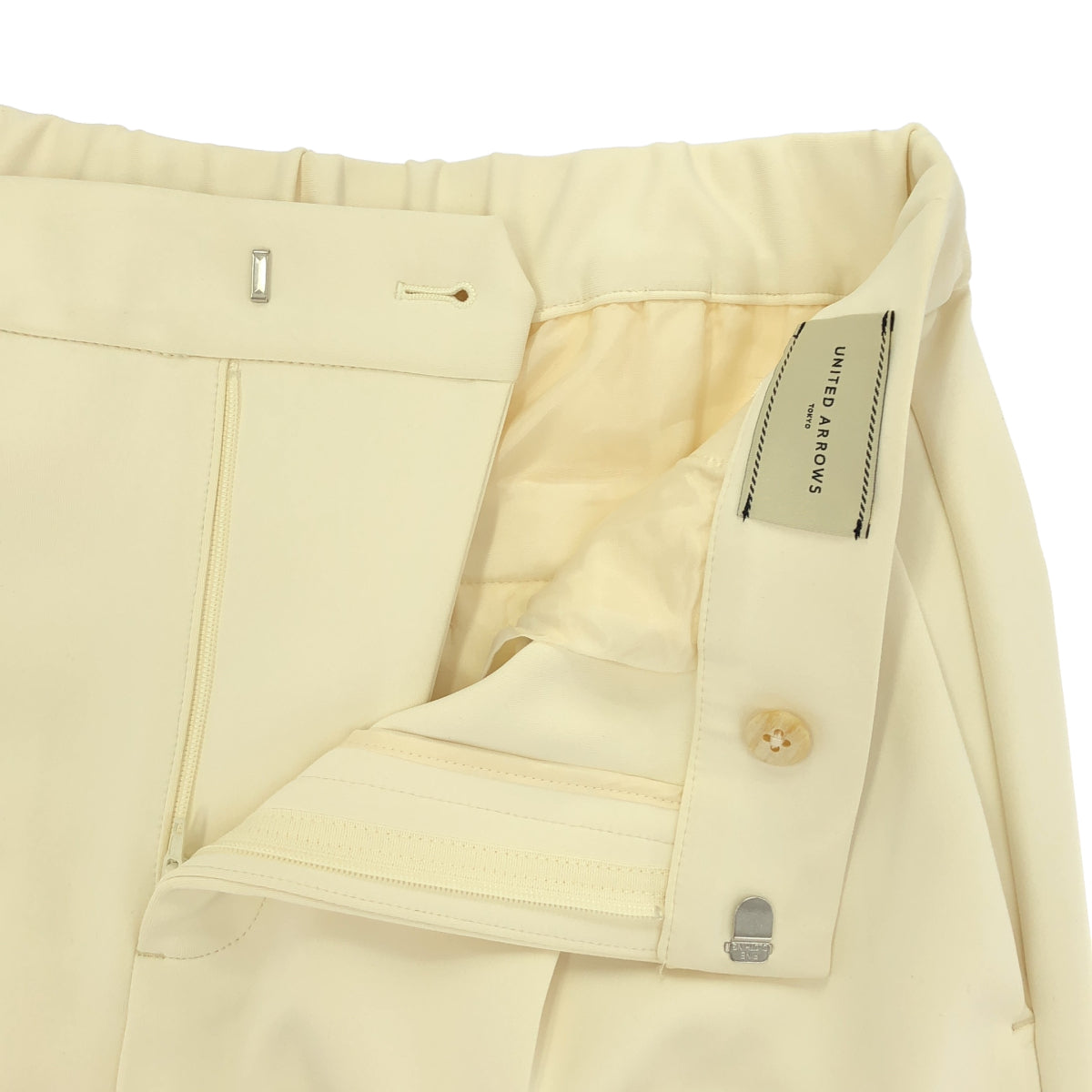 UNITED ARROWS ユナイテッドアローズ オフホワイト SPONGY タック テーパードパンツ ボトムス