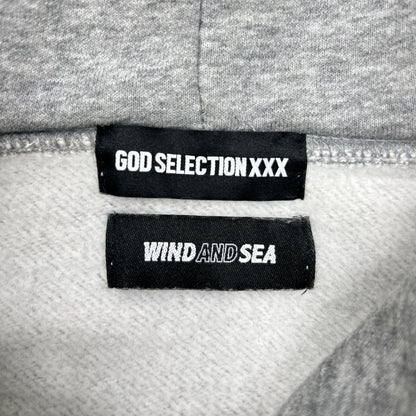 GOD SELECTION XXX ゴッドセレクショントリプルエックス 【×WIND AND SEA】グレー モザイクロゴ プルオーバーパーカー トップス