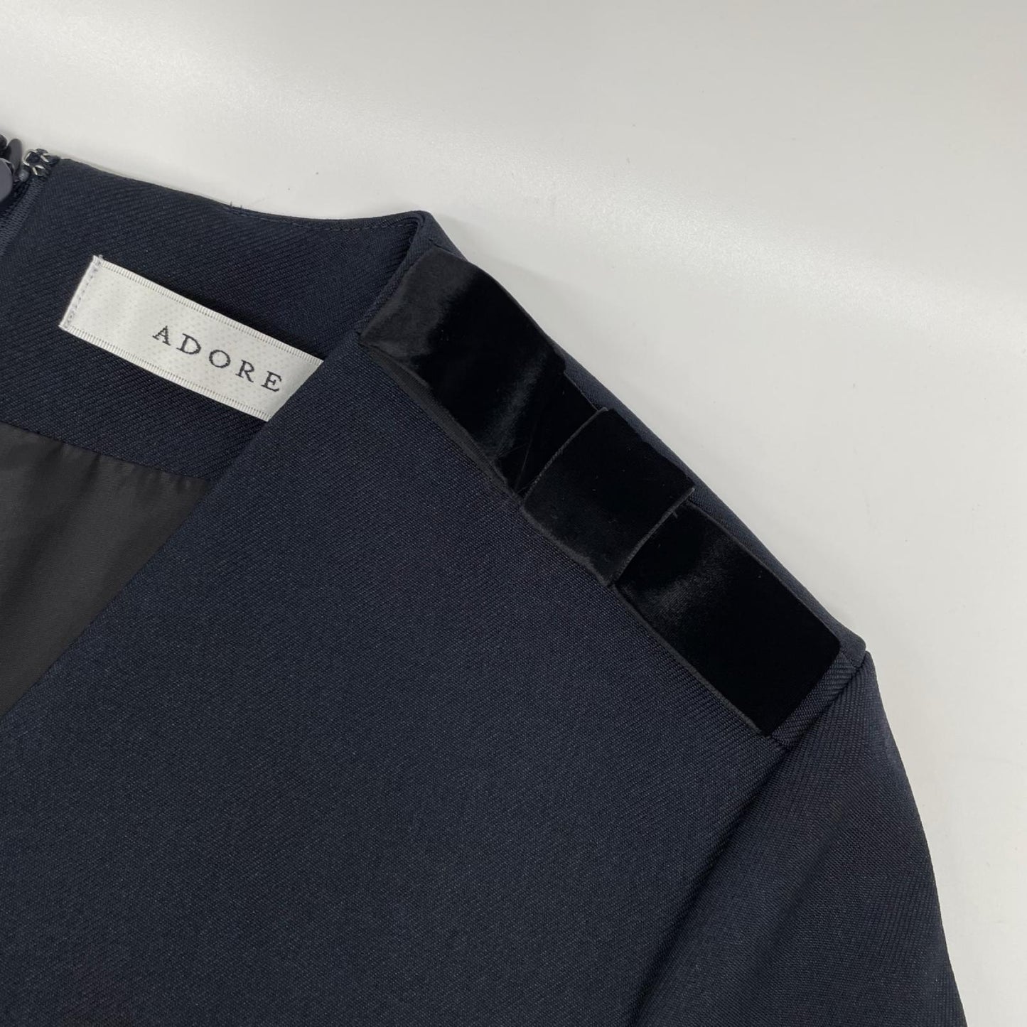 ADORE アドーア 531-5240740 25年製 ネイビー ベルベットボタン Vネックワンピース ワンピース