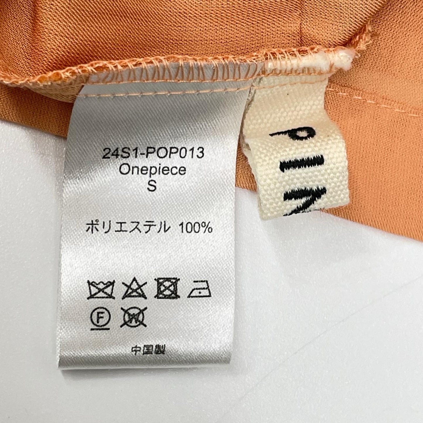 PINUE ピヌエ 24年製 オレンジ Vネック フロントジップ タックシアーワンピース ワンピース