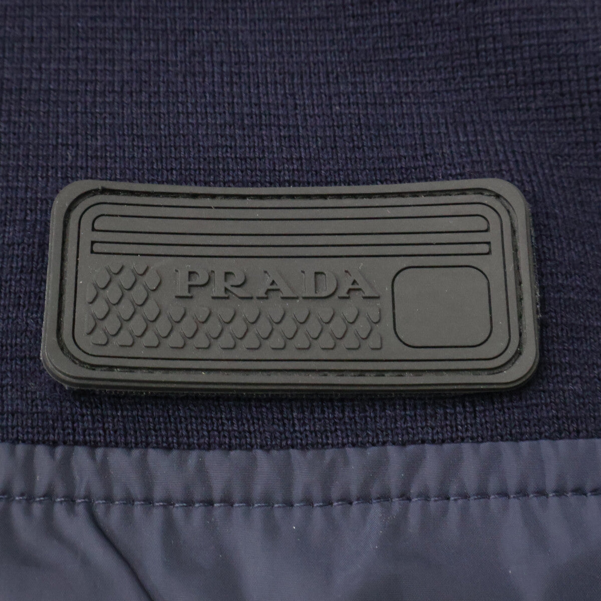 PRADA プラダ 【国内正規】UMA348 ラバーロゴタグ ウール/ナイロン切替 クルーネック ニットセーター トップス