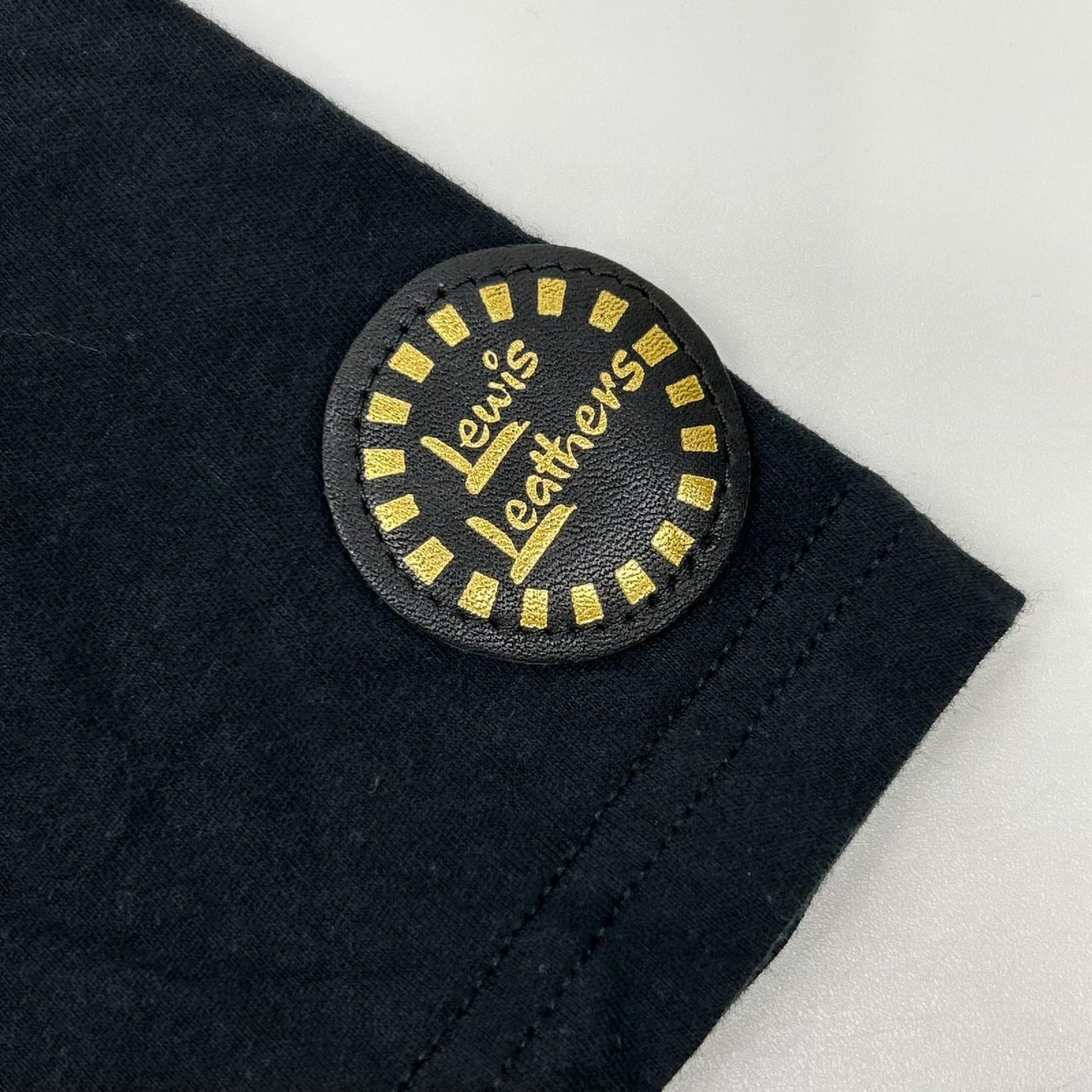 Lewis Leathers ルイスレザー ブラック イングランド製 ラウンドパッチ ロゴプリントTシャツ トップス